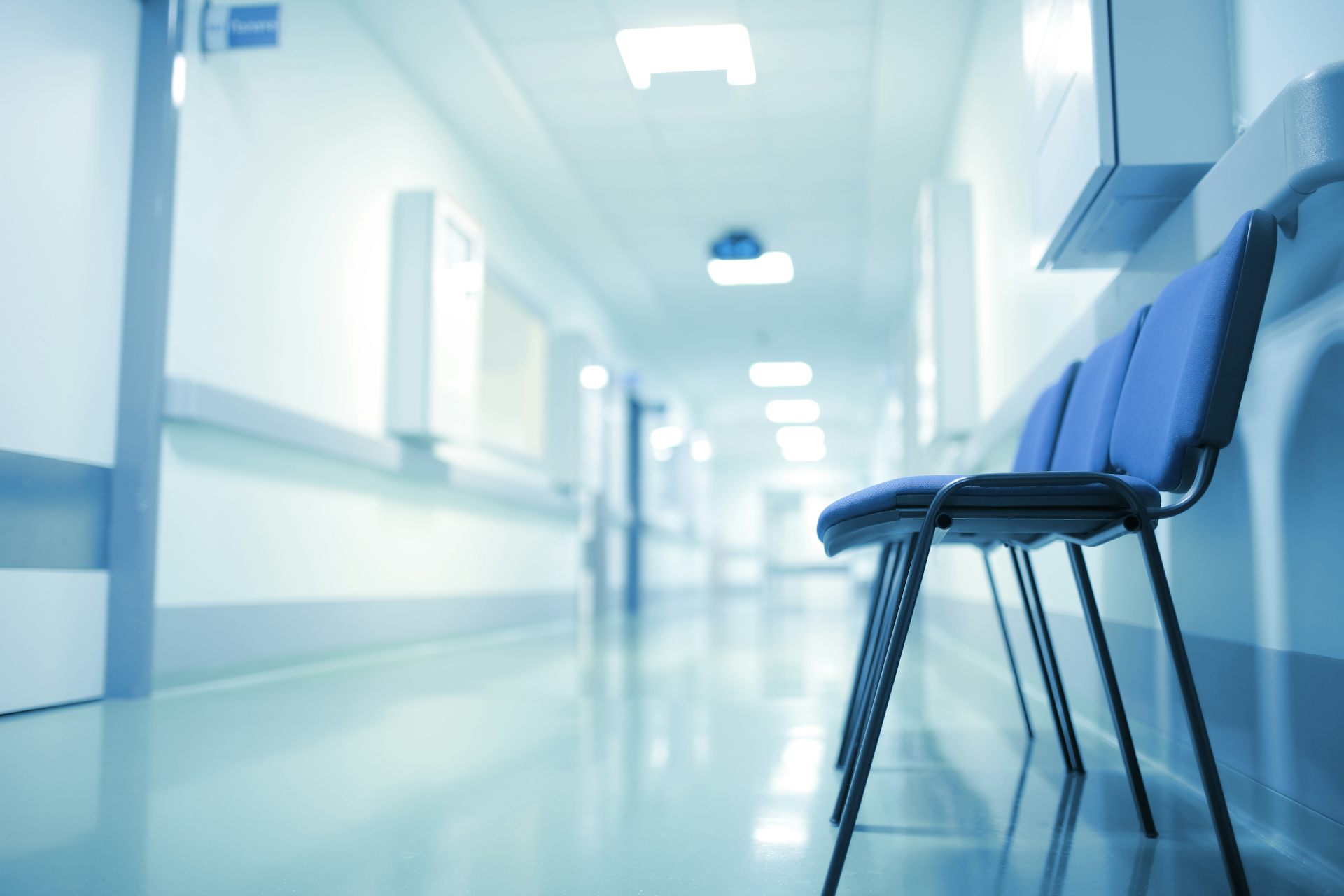 Des chaises vides dans le couloir d'un hôpital.