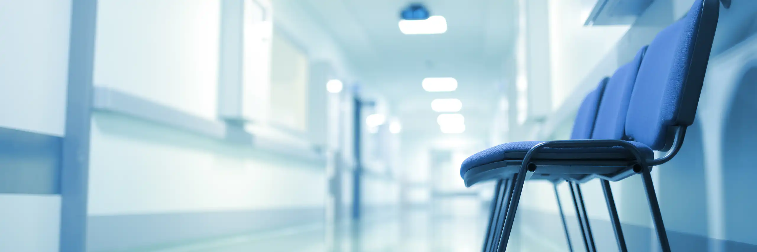 Des chaises vides dans le couloir d'un hôpital.