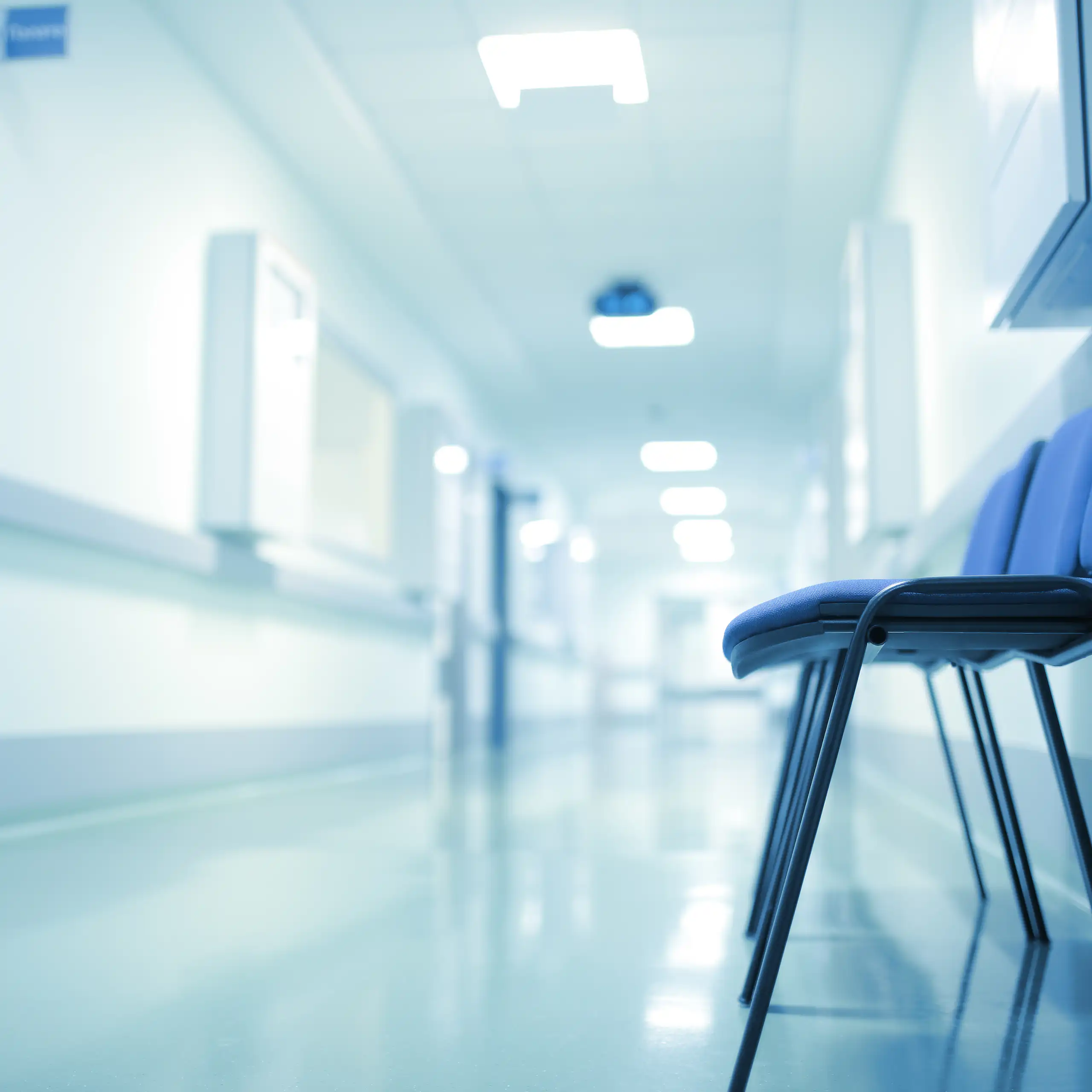 Des chaises vides dans le couloir d'un hôpital.