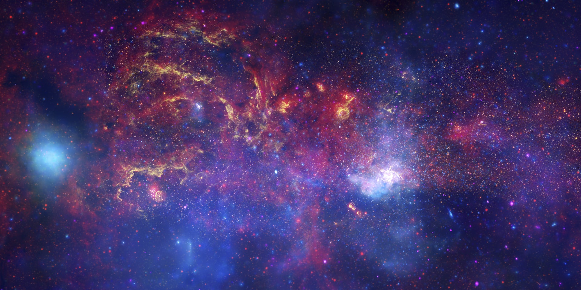 Imagem colorida do céu noturno com a Via Láctea