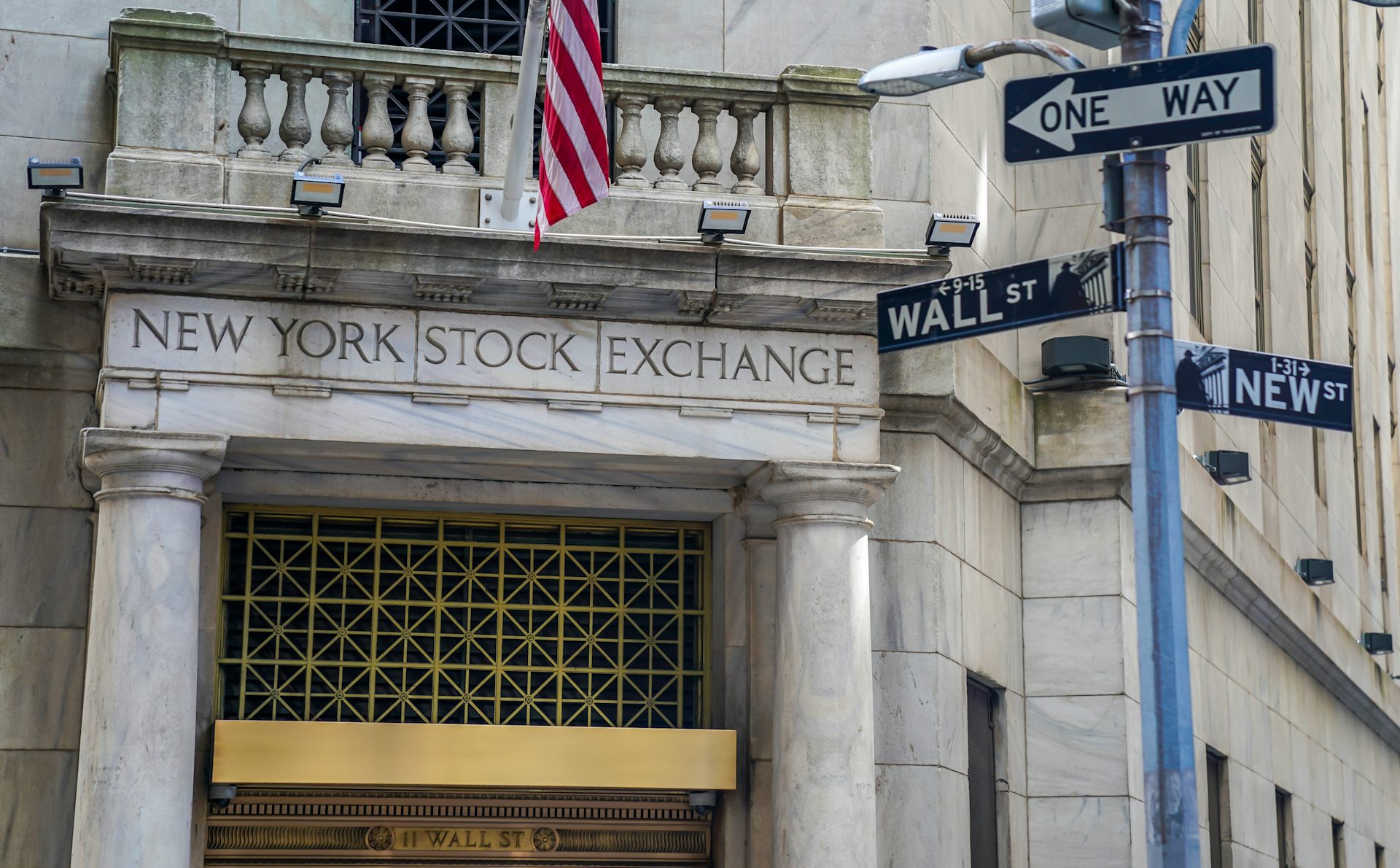 Vue de l'entrée principale de la Bourse de New York.