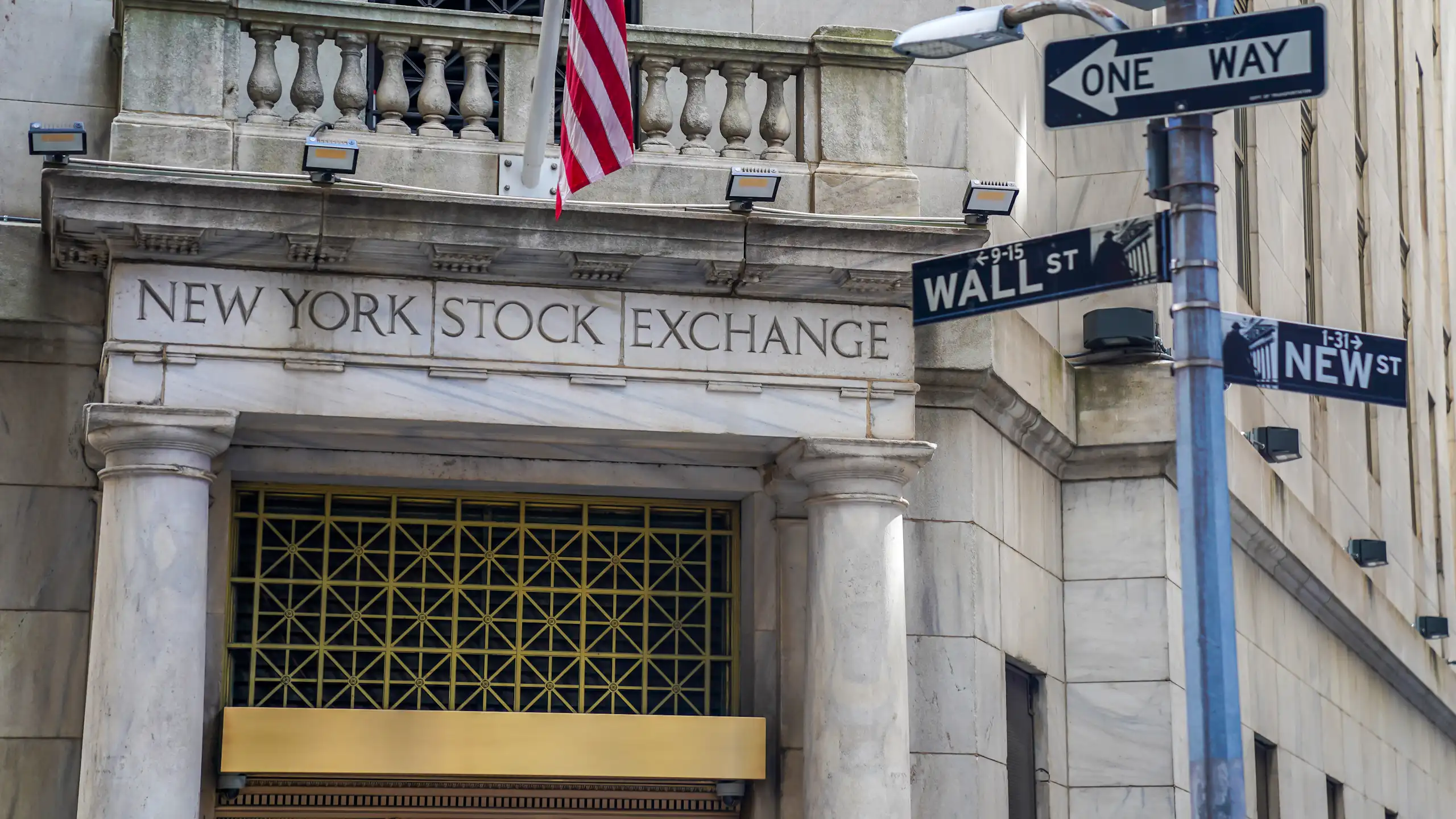 Vue de l'entrée principale de la Bourse de New York.