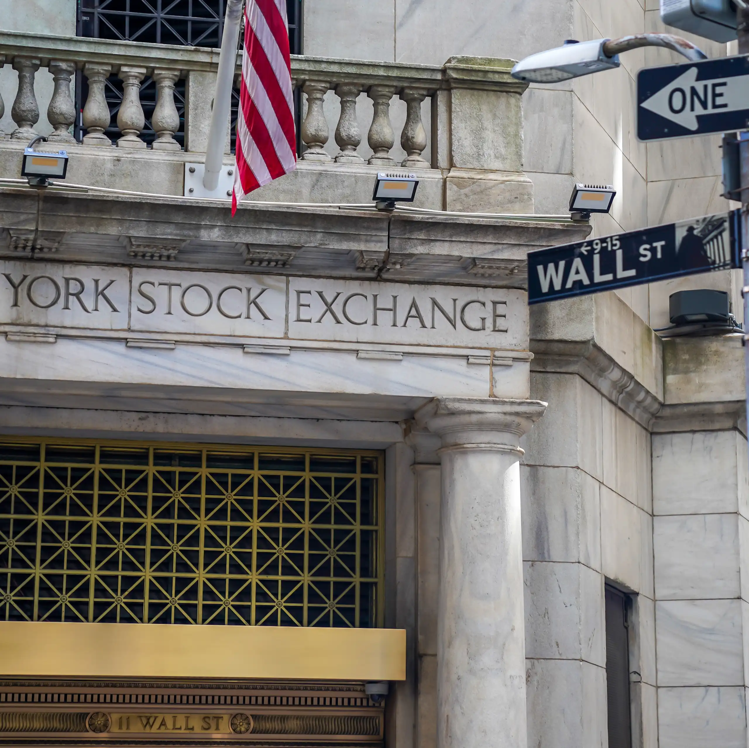 Vue de l'entrée principale de la Bourse de New York.