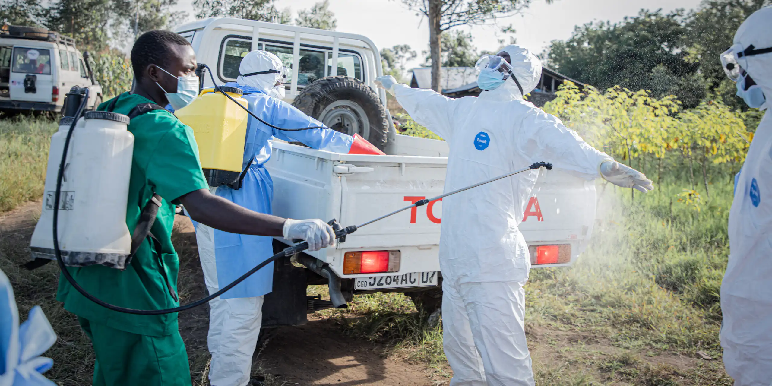 Des bénévoles se désinfectent après l'enterrement d'un enfant de 3 ans, présumément décédé des suites de la maladie à virus Ebola, à Bunia, en république démocratique du Congo, le 11 juin 2026.