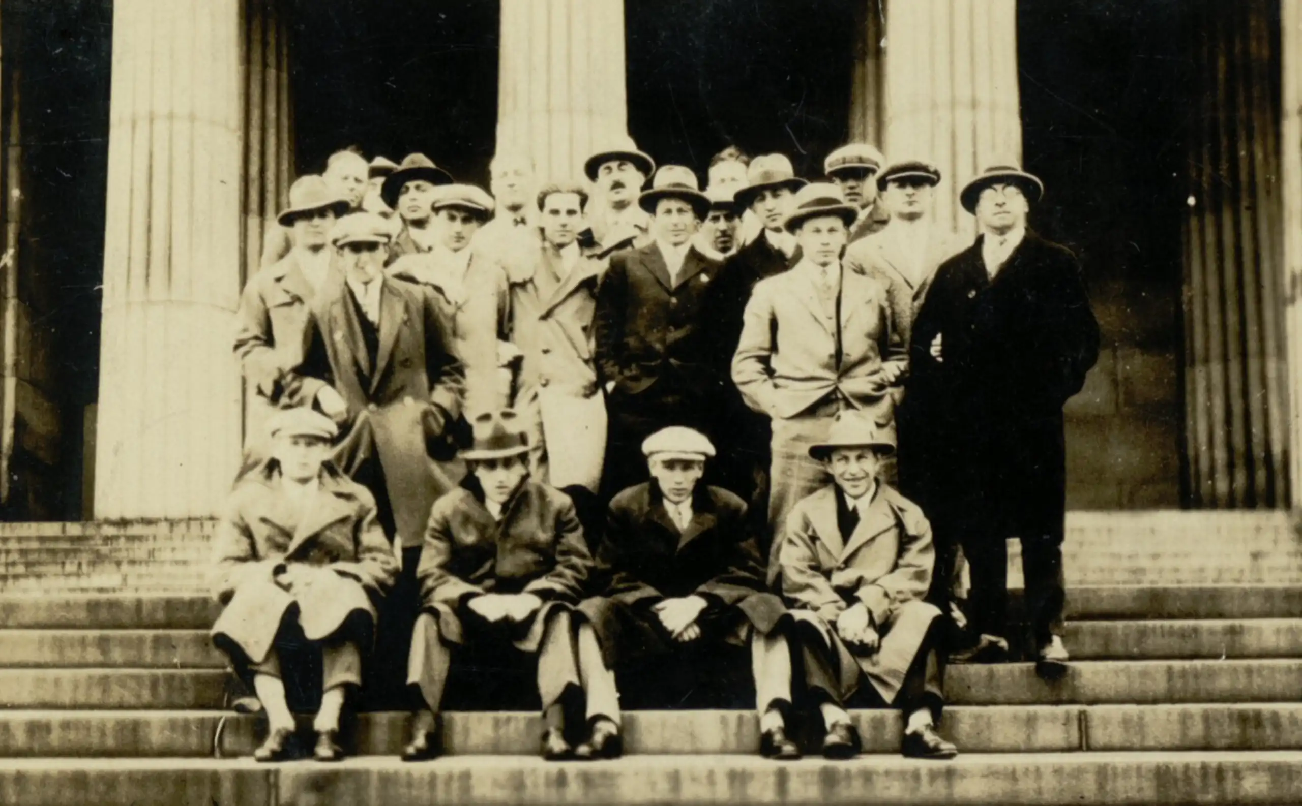 Photo de groupe des membres masculins du club posant sur les marches de l'entrée d'un monument ou du club lui-même.