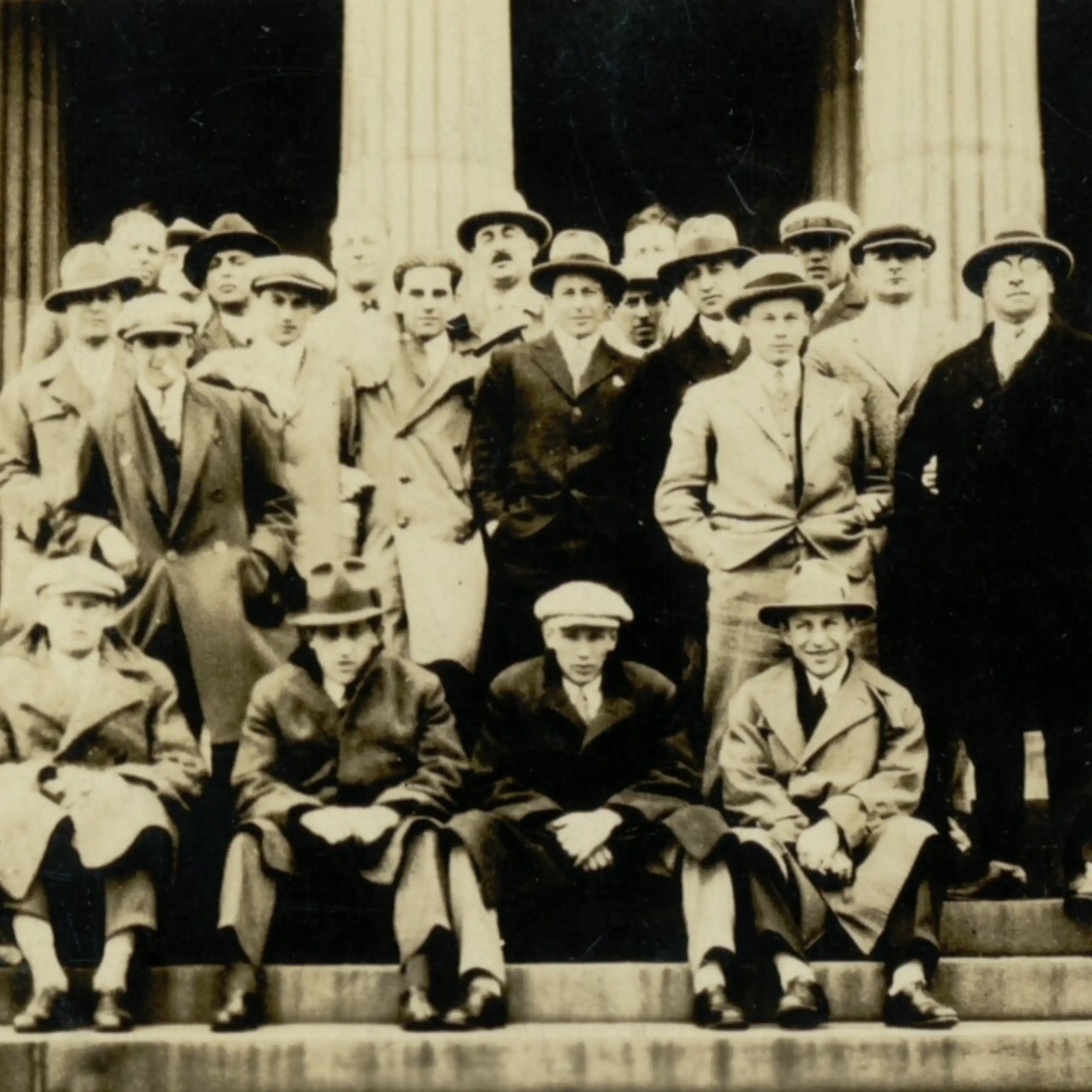 Photo de groupe des membres masculins du club posant sur les marches de l'entrée d'un monument ou du club lui-même.