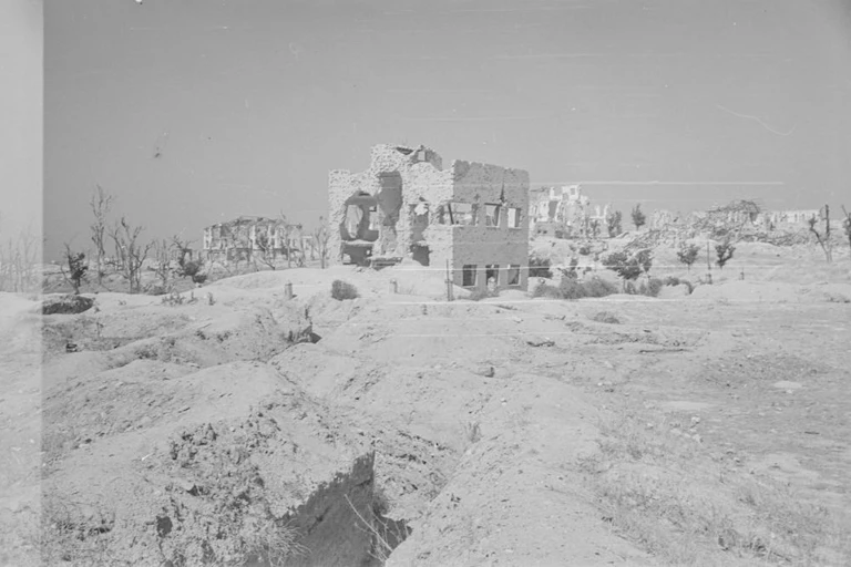Fotografía en blanco y negro de edificios semiderruidos por la guerra civil española.