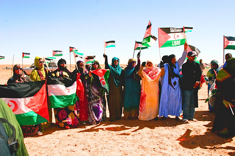 Mujeres saharauis protestan frente al muro de 2720 kilómetros construido por Marruecos en el Sáhara Occidental