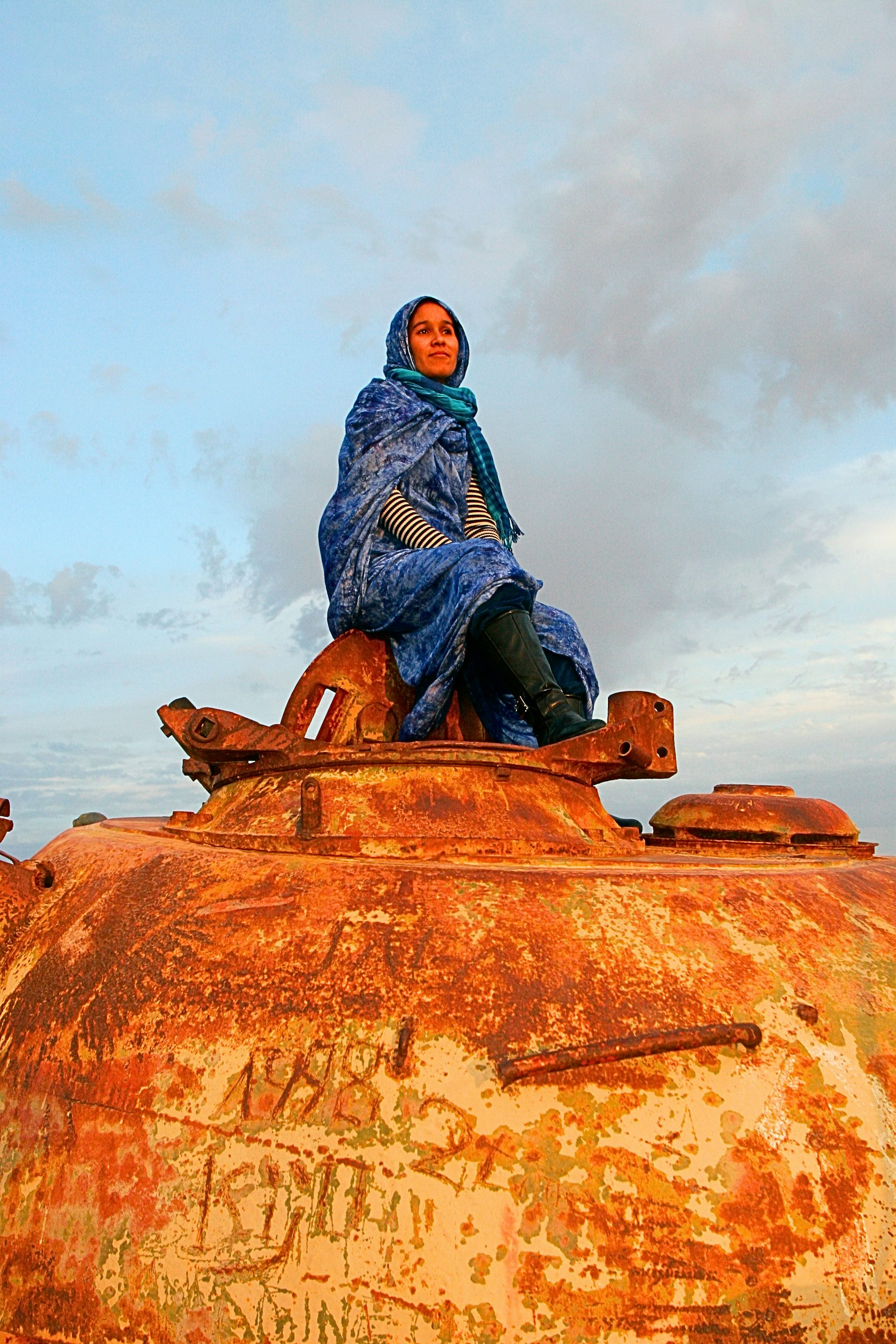 Una mujer saharaui mira el horizonte desde un tanque abandonado en Tifarita (Sáhara Occidental)
