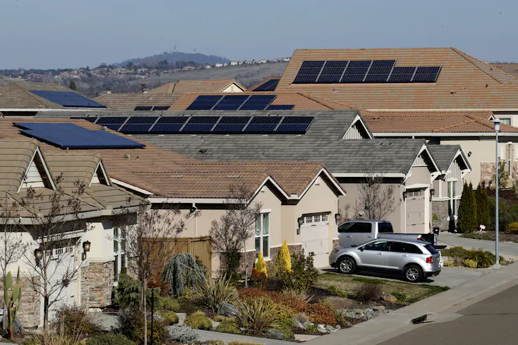 Por qué los estados están revocando sus leyes climáticas y energéticas y qué podrían hacer en su lugar 1 Casas con paneles solares en los tejados.