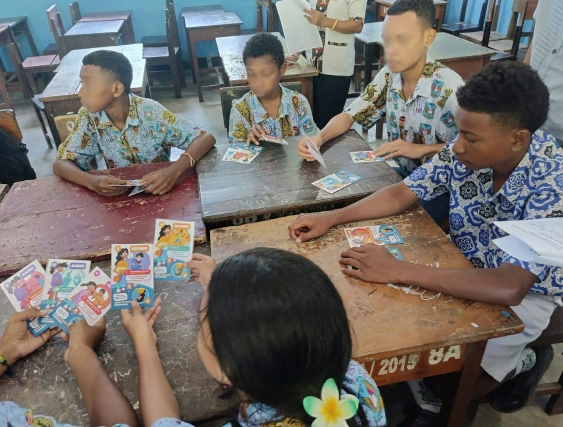 Siswa SMP di Papua bermain kartu TB.