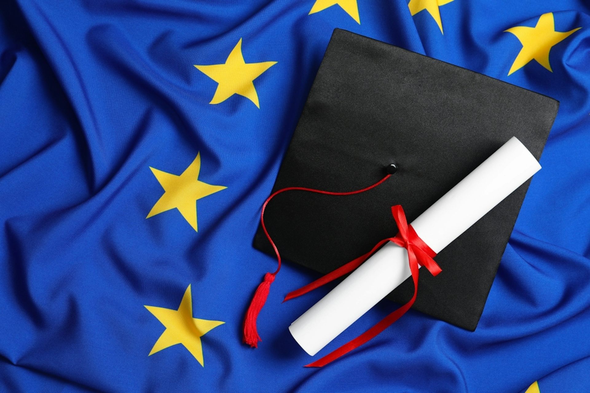Un drapeau européen avec un diplôme