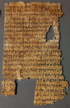 Papiro con un fragmento de la _Odisea_ (cantos IX y X), del siglo III a.e.c. hallado en Ghurab (Egipto). Es el manuscrito más antiguo conservado de la _Odisea_.