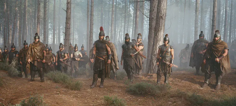 Un grupo de soldados con armaduras en medio de un bosque.