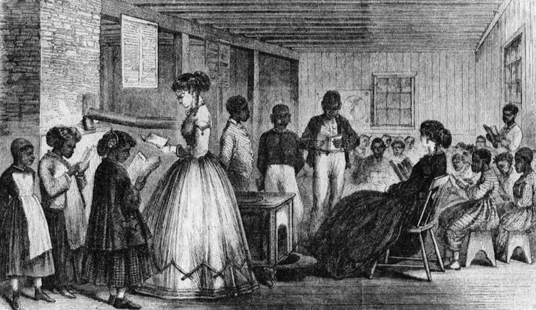 Dibujo en blanco y negro muestra a un grupo de niños y dos mujeres vestidos formalmente en un salón de clases.