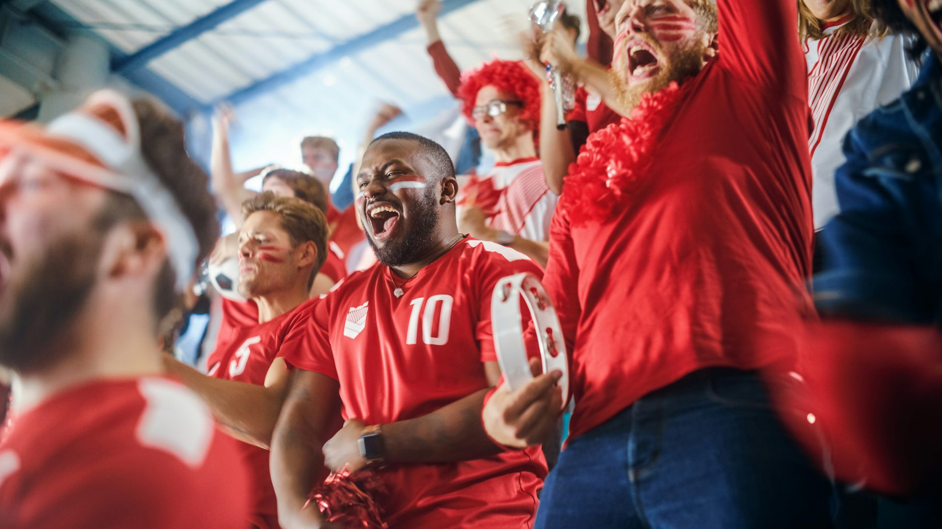 Torcedores de um time comemorando no estádio.