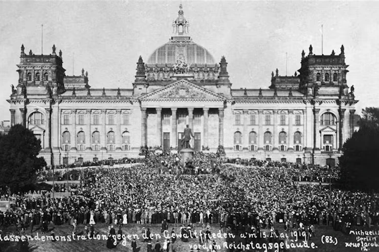 Manifestación masiva frente al Reichstag berlinés en protesta contra la aprobación del Tratado de Versalles (15 de mayo de 1919).