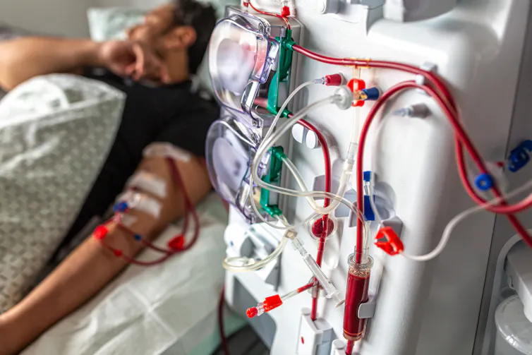 Un homme sur un lit d’hôpital subit une dialyse