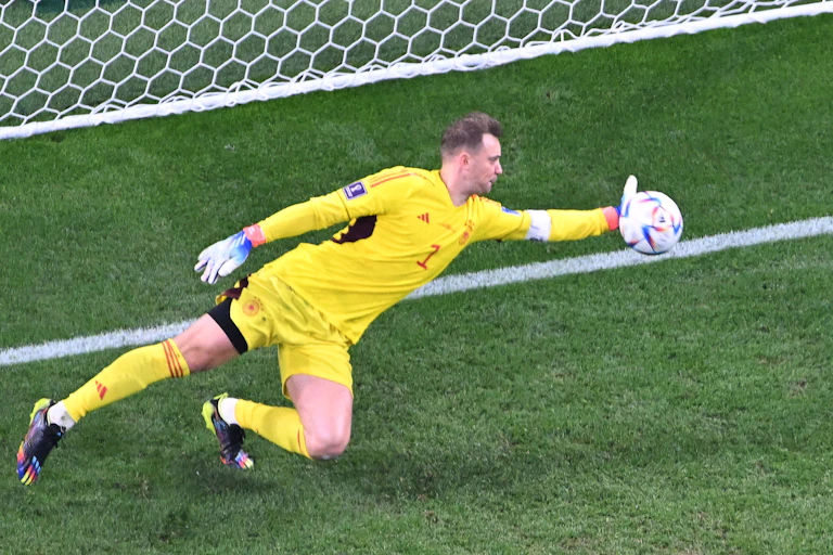 Le gardien de but allemand n° 1, Manuel Neuer, arrête un tir lors du match de football de la Coupe du monde 2022 au Qatar, comptant pour le groupe E, qui opposait l'Allemagne au Japon au stade international Khalifa de Doha, le 23 novembre 2022.