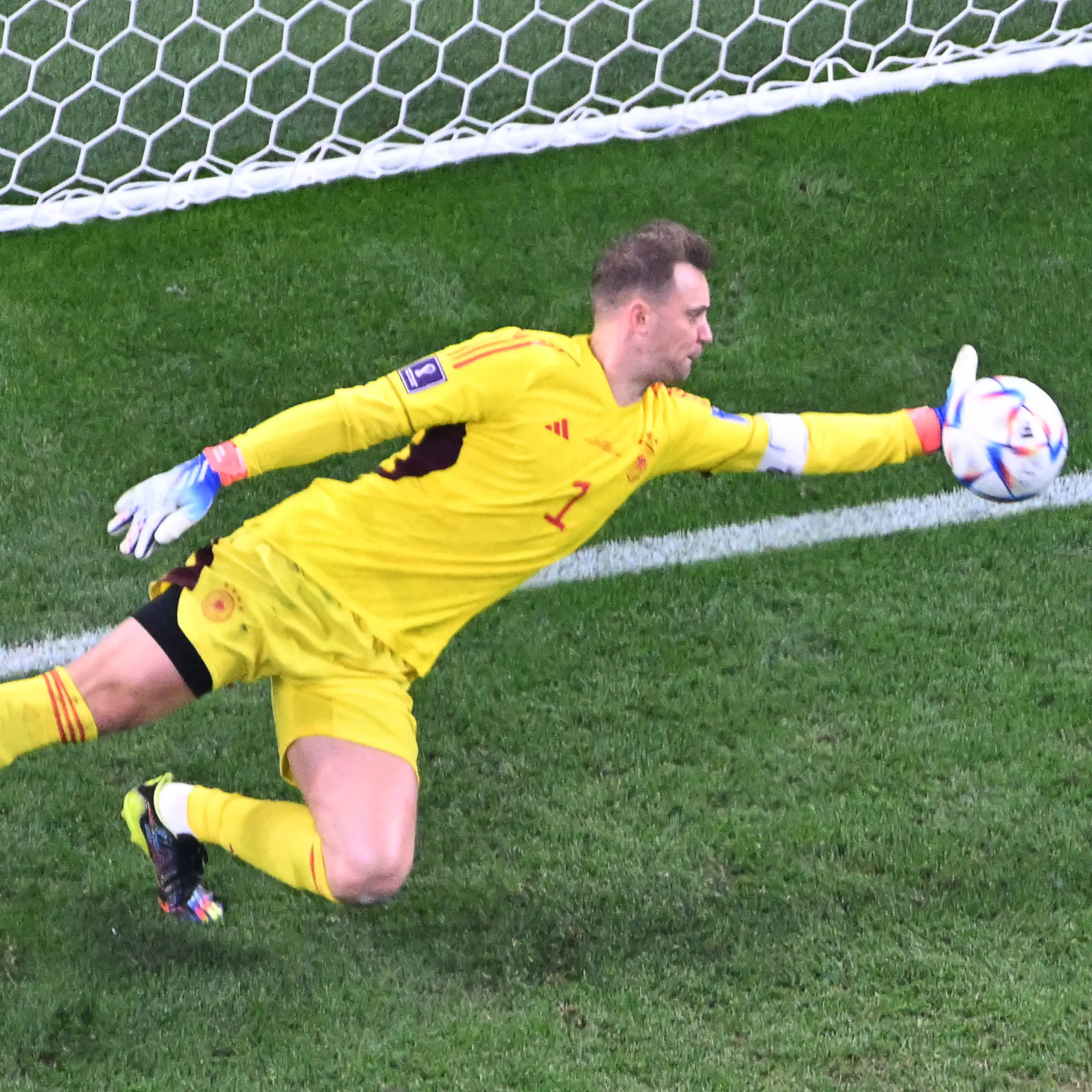 Le gardien de but allemand n° 1, Manuel Neuer, arrête un tir lors du match de football de la Coupe du monde 2022 au Qatar, comptant pour le groupe E, qui opposait l'Allemagne au Japon au stade international Khalifa de Doha, le 23 novembre 2022.