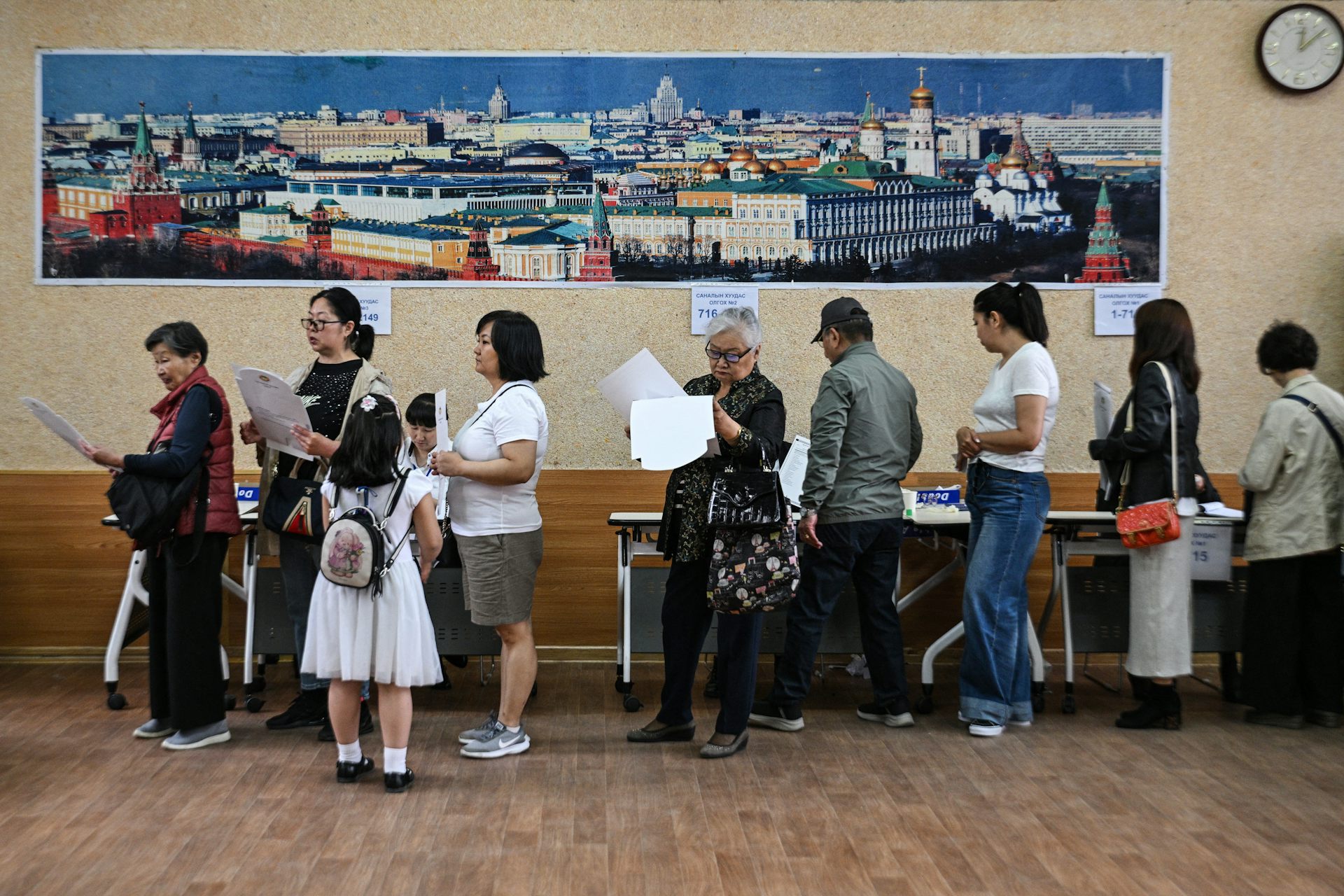 des électeurs font la queue pour voter.