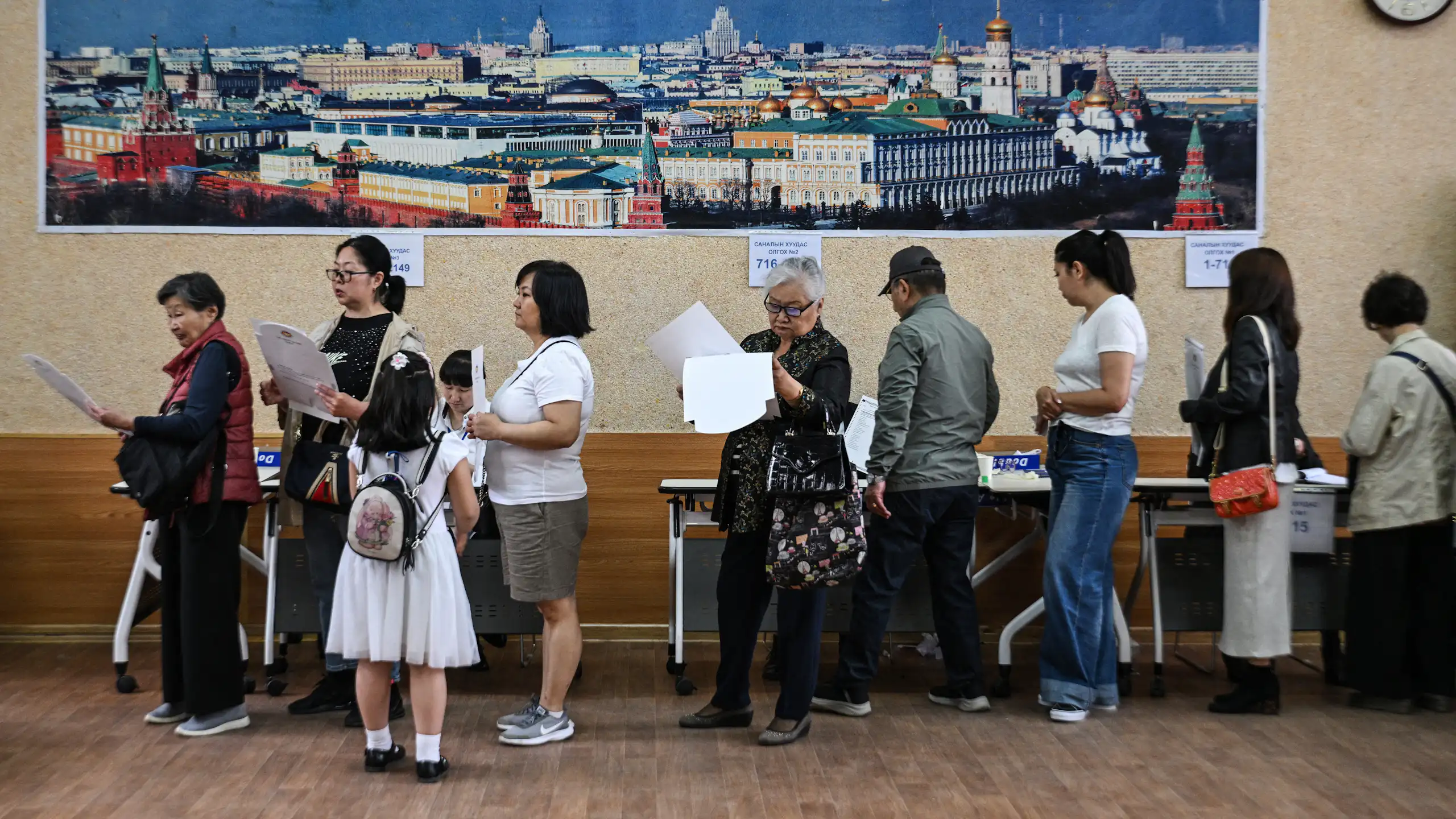des électeurs font la queue pour voter.