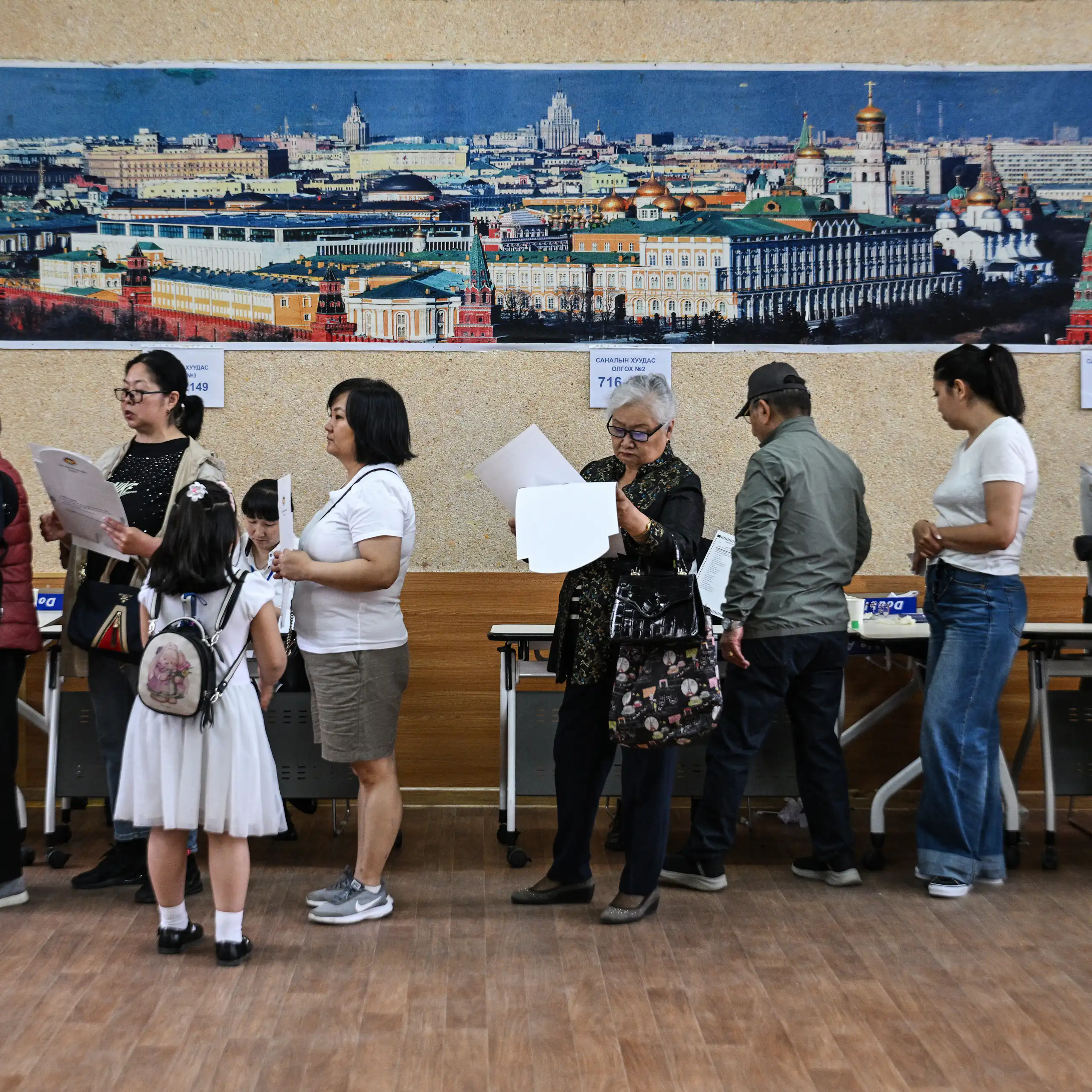des électeurs font la queue pour voter.
