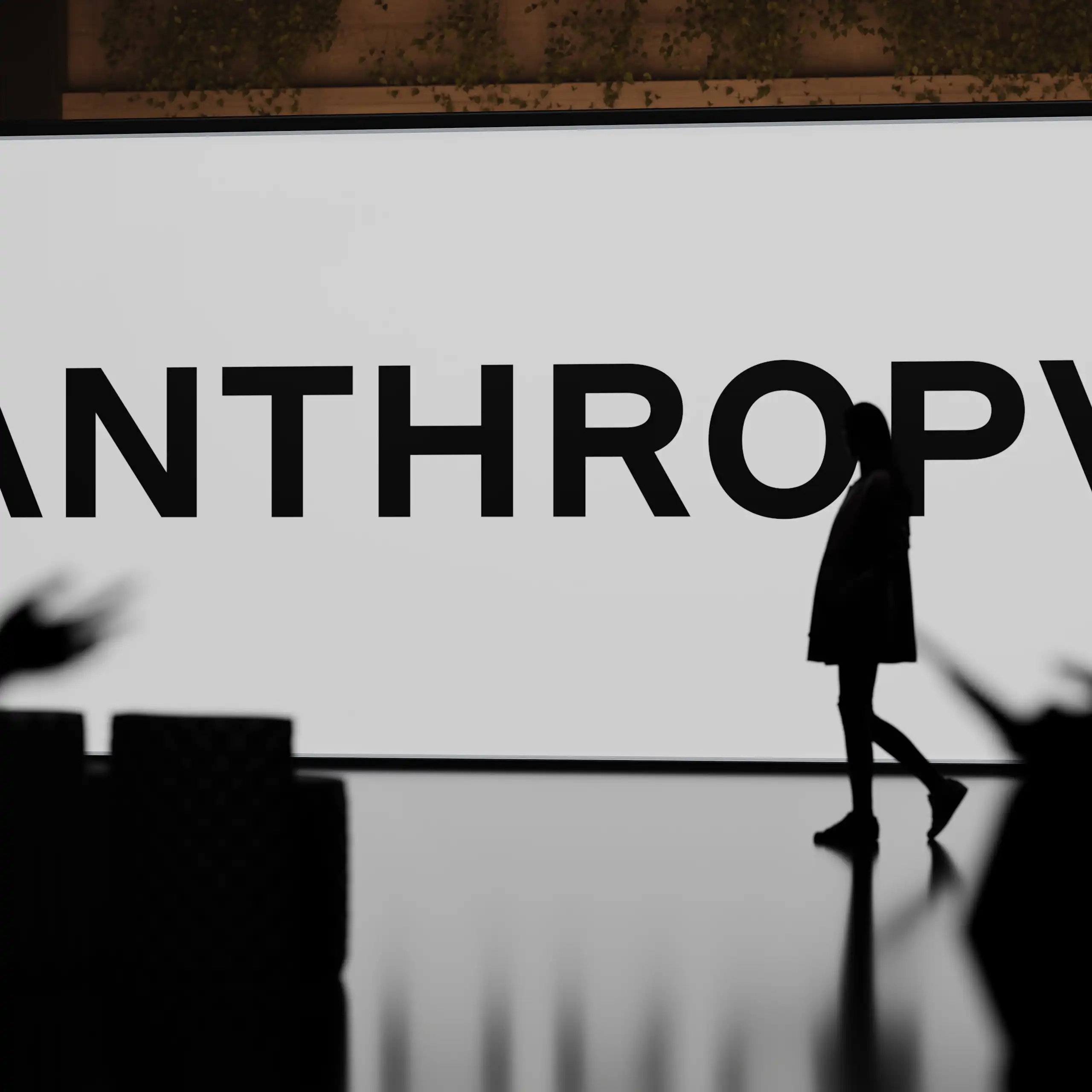 Presentacion con un letrero de Anthopic en un escenario