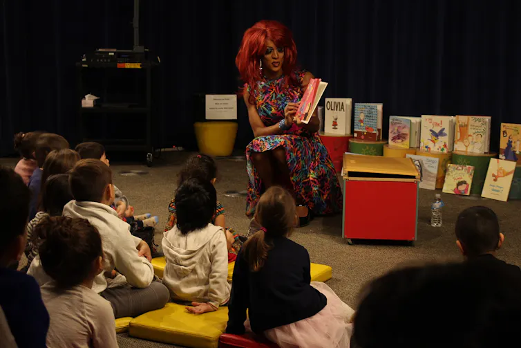 Une drag queen lit un conte à des enfants