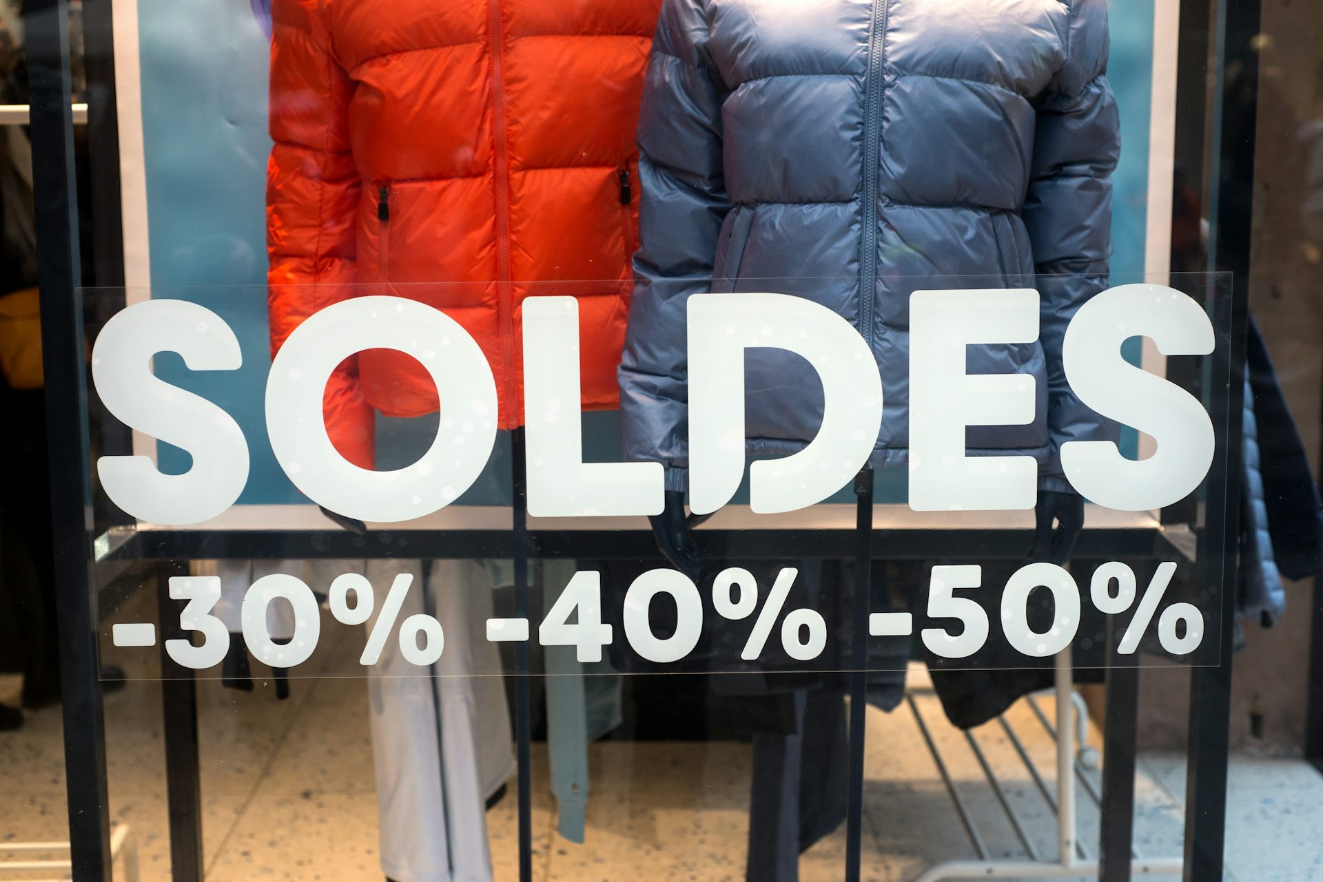 Devanture d'un magasin en période de soldes d'hiver.
