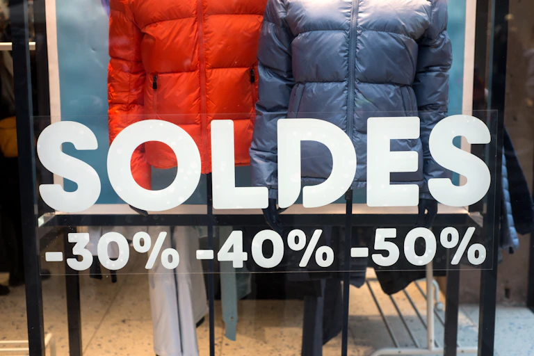 Devanture d'un magasin en période de soldes d'hiver.