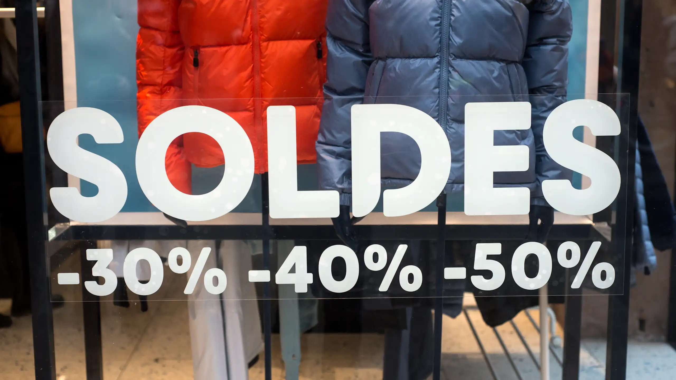 Devanture d'un magasin en période de soldes d'hiver.