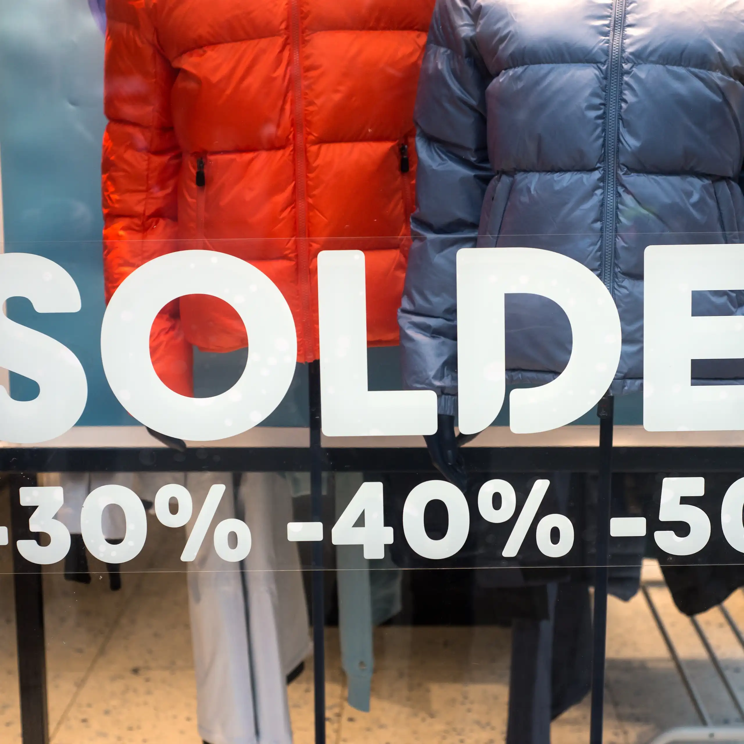 Devanture d'un magasin en période de soldes d'hiver.