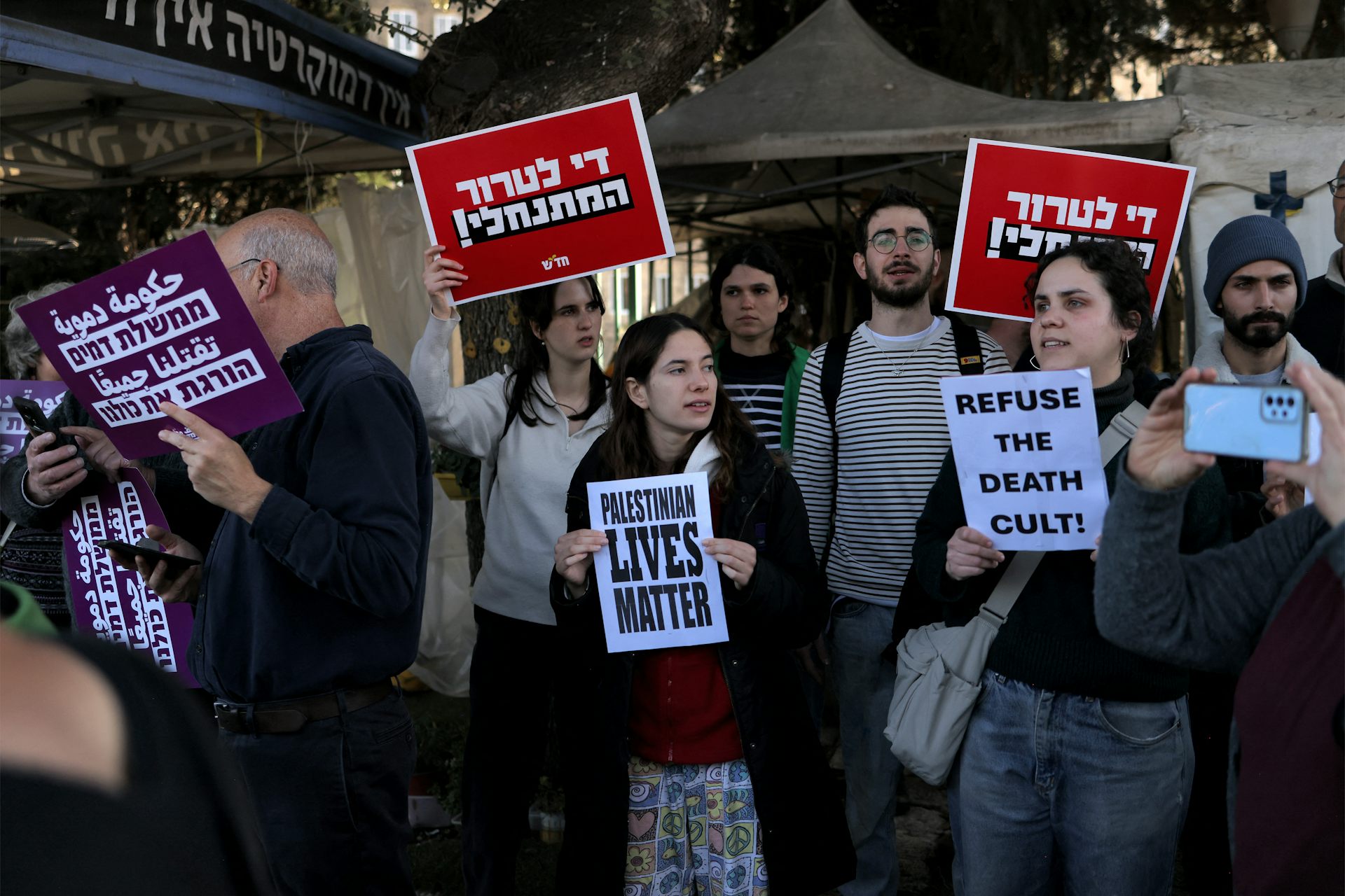 Photo groupe des manifestantes et manifestants, sur les pancartes « Les vies des Palestiniens comptent » et « Rejetez le culte de la mort ».