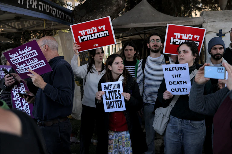 Photo groupe des manifestantes et manifestants, sur les pancartes « Les vies des Palestiniens comptent » et « Rejetez le culte de la mort ».