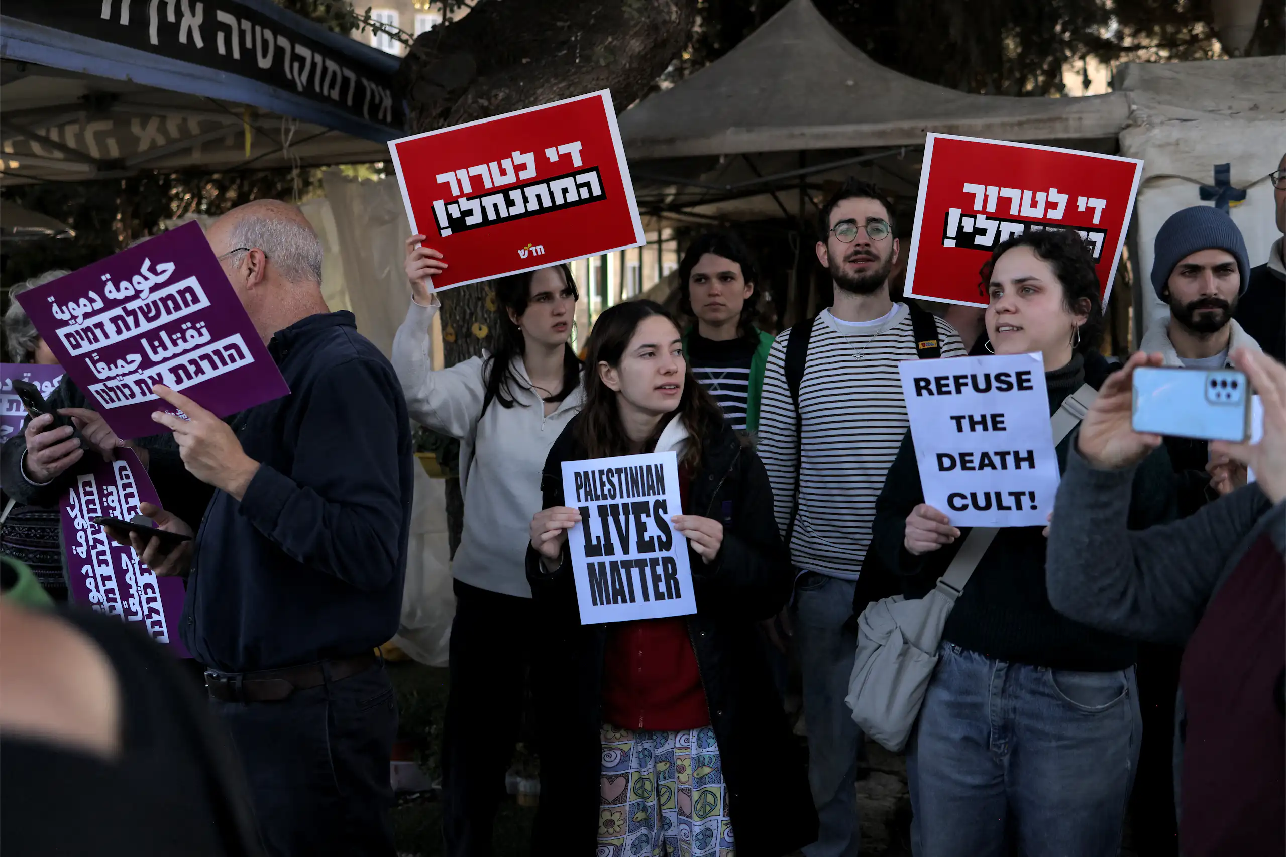 Photo groupe des manifestantes et manifestants, sur les pancartes « Les vies des Palestiniens comptent » et « Rejetez le culte de la mort ».