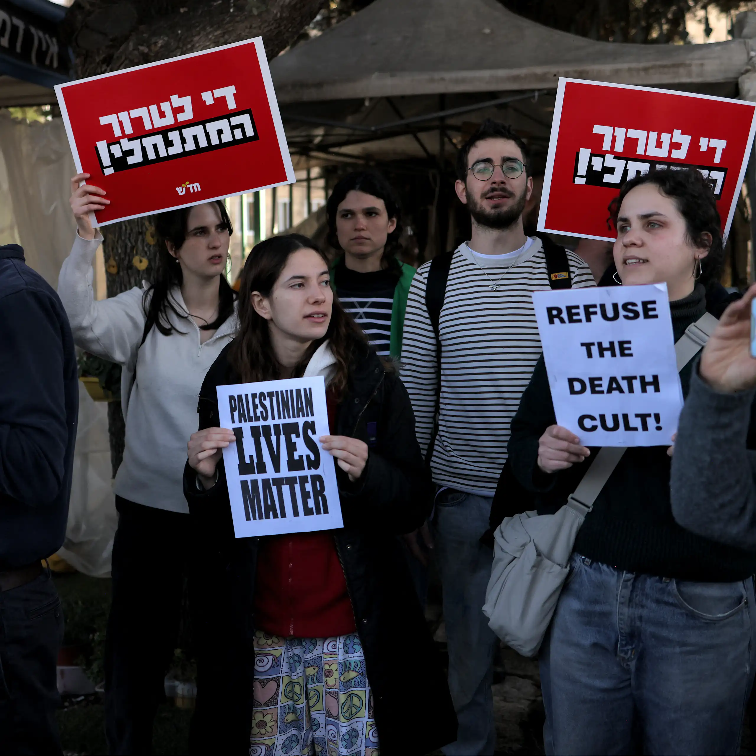 Photo groupe des manifestantes et manifestants, sur les pancartes « Les vies des Palestiniens comptent » et « Rejetez le culte de la mort ».