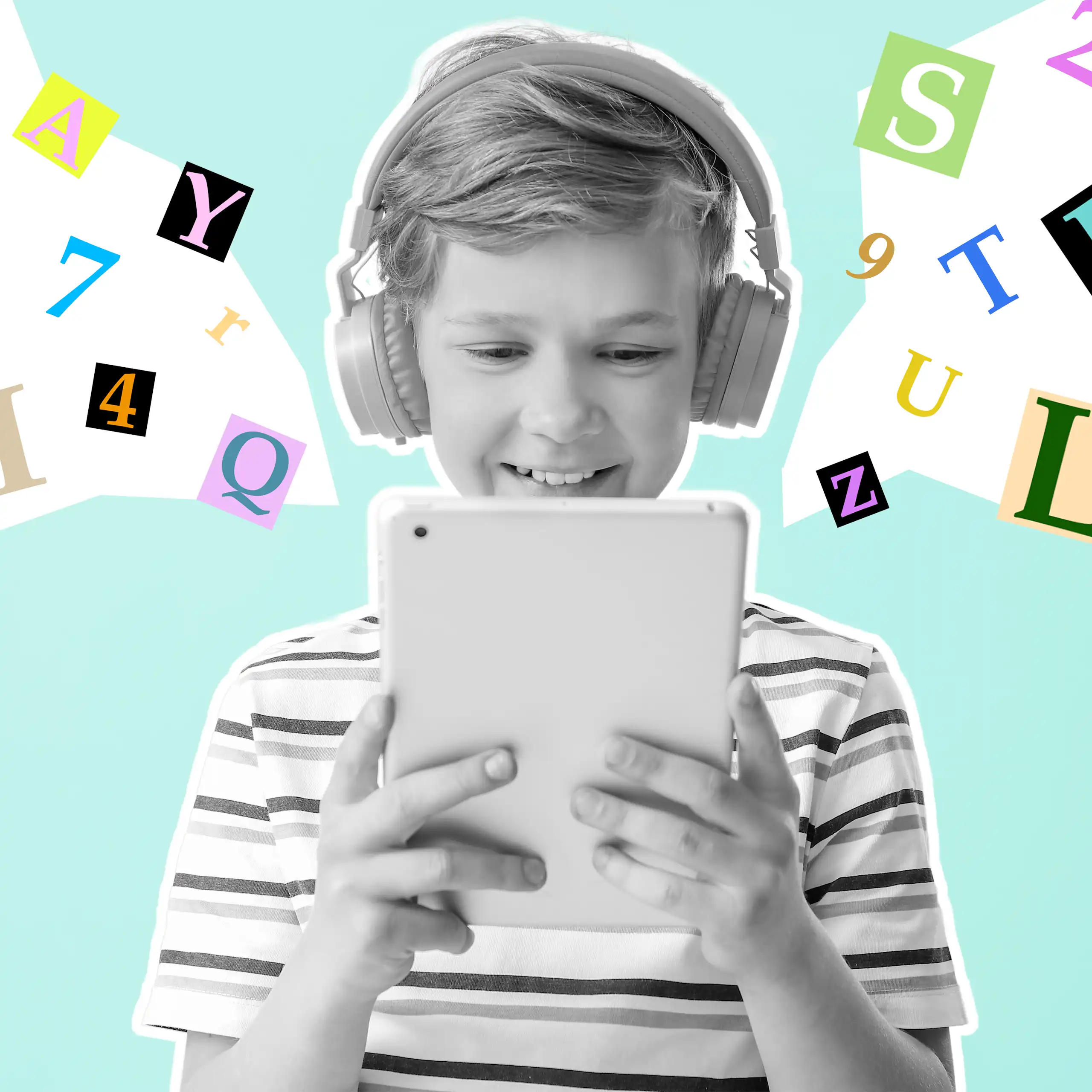 Un xiquet amb auriculars llig un llibre digital.