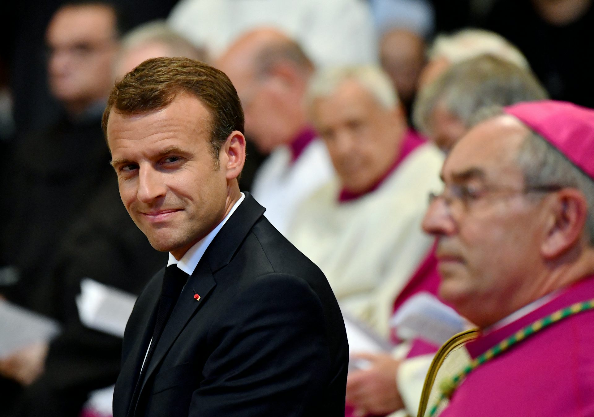 Le président français Emmanuel Macron (à gauche) prend place dans la cathédrale du pape, l’archibasilique Saint-Jean-de-Latran à Rome, le 26 juin 2018, lors de la cérémonie au cours de laquelle il a été nommé premier et unique chanoine honoraire de l’archibasilique Saint-Jean-de-Latran. Le président français Emmanuel Macron a effectué sa première visite officielle au Vatican, où il a eu un entretien exceptionnellement long avec le pape François. (Photo : Alberto PIZZOLI / AFP)