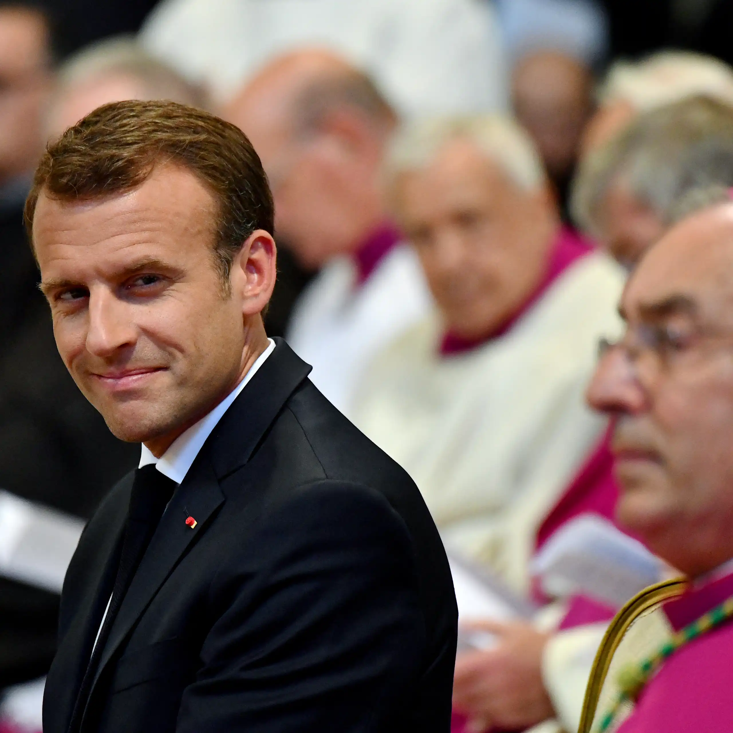 Le président français Emmanuel Macron (à gauche) prend place dans la cathédrale du pape, l’archibasilique Saint-Jean-de-Latran à Rome, le 26 juin 2018, lors de la cérémonie au cours de laquelle il a été nommé premier et unique chanoine honoraire de l’archibasilique Saint-Jean-de-Latran. Le président français Emmanuel Macron a effectué sa première visite officielle au Vatican, où il a eu un entretien exceptionnellement long avec le pape François. (Photo : Alberto PIZZOLI / AFP)