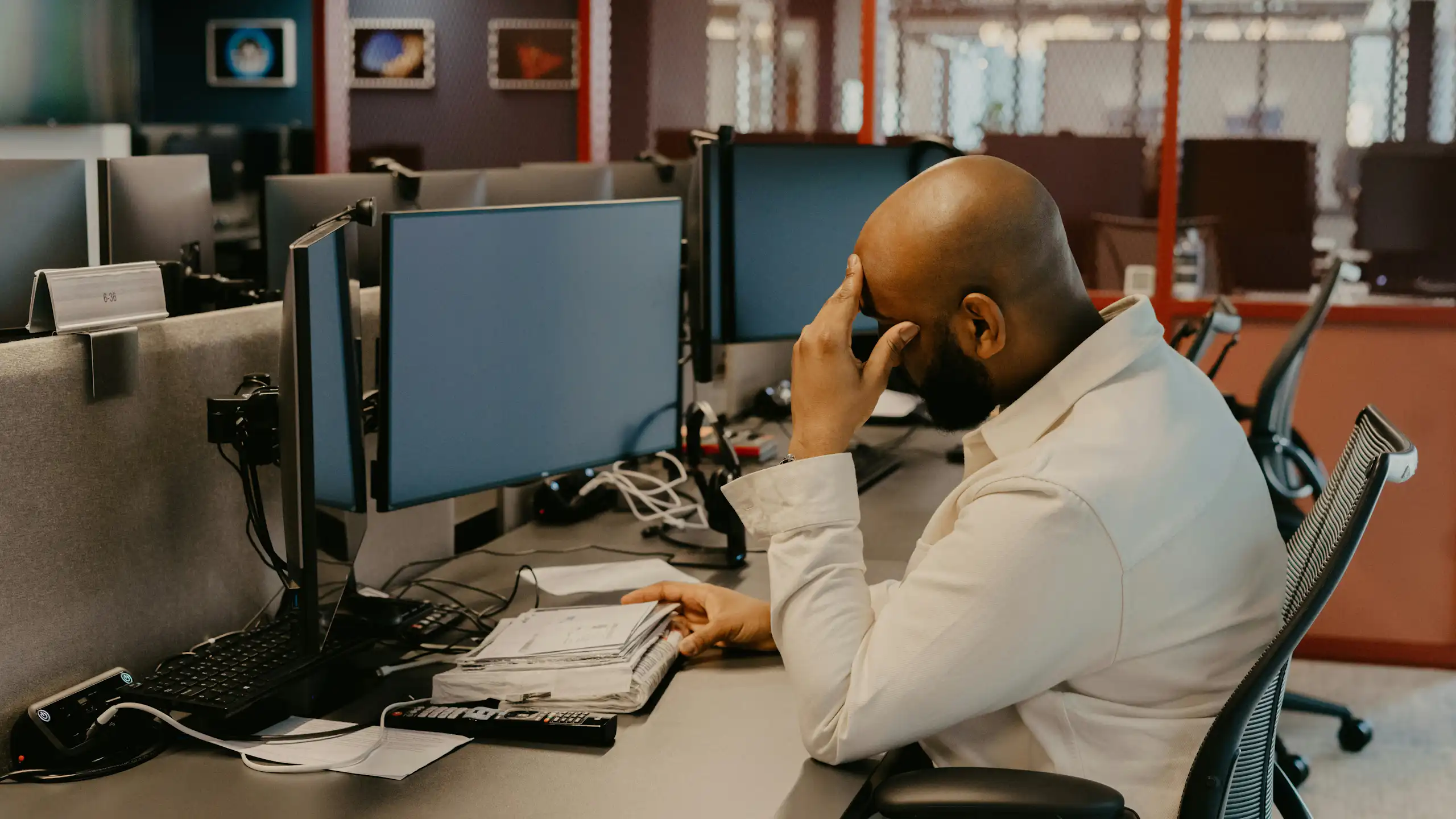 Un homme parait excédé devant son ordinateur