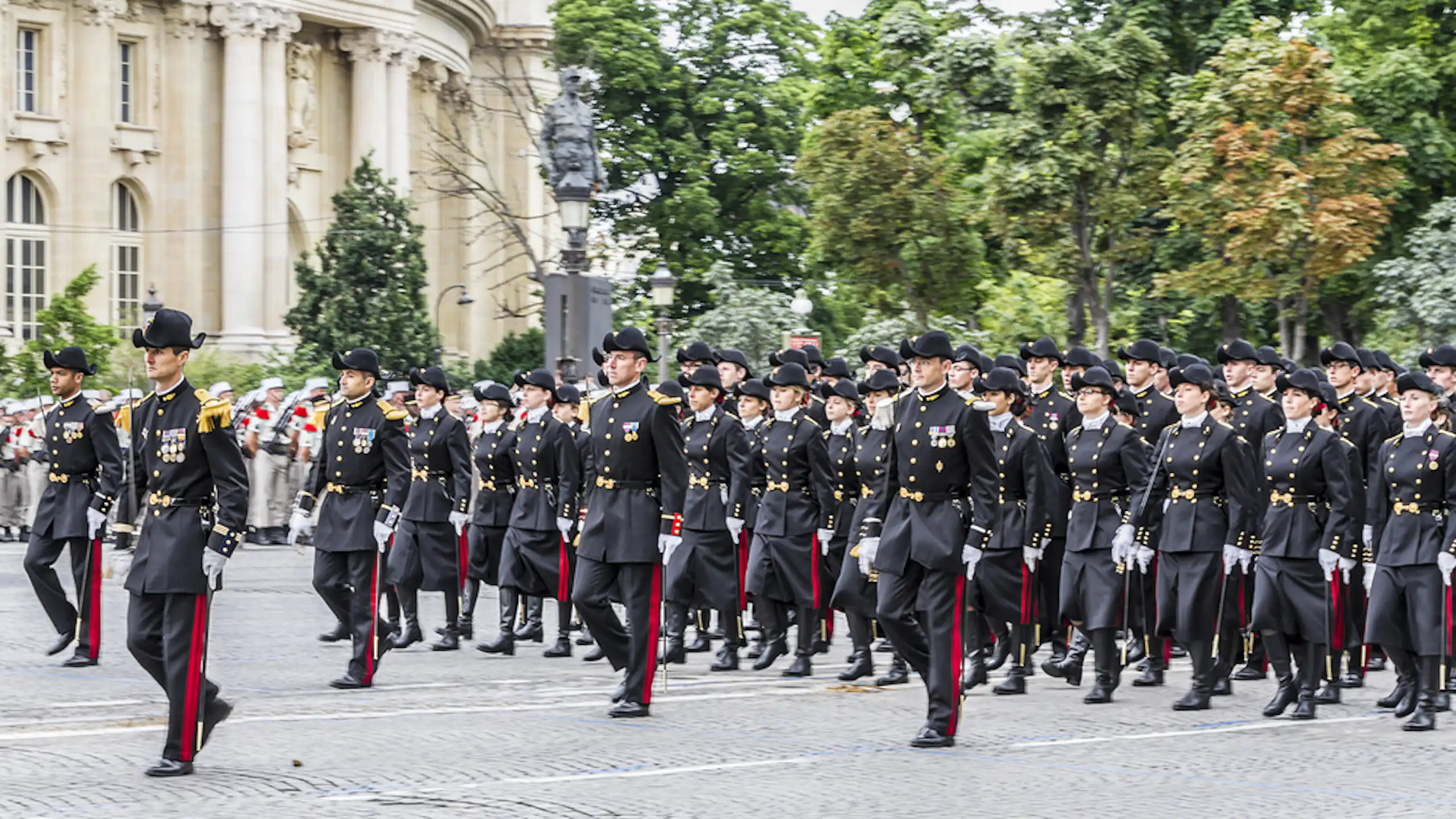 Des élèves de Polytechnique lors de la parade militaire du 14 juillet 2012.