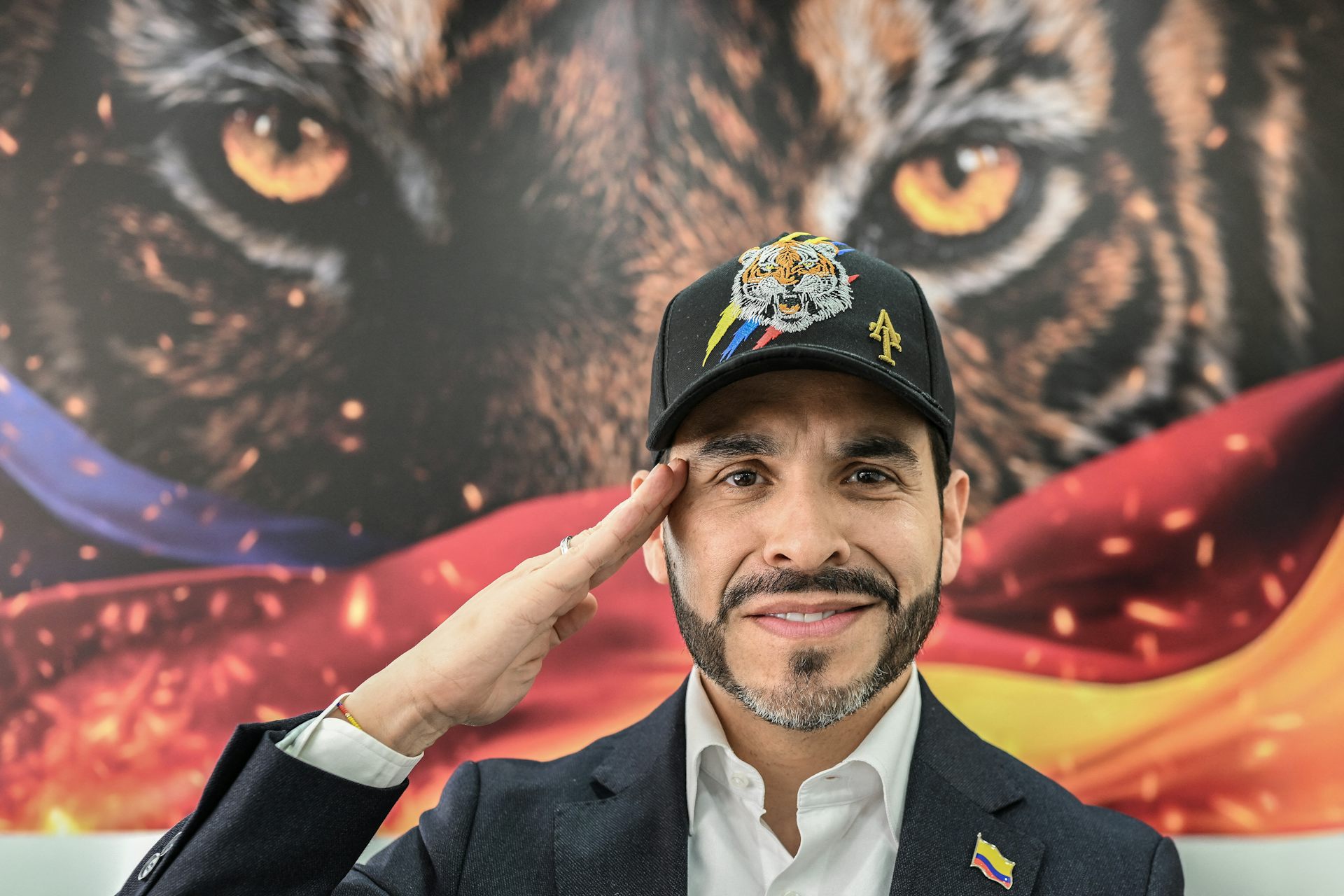 Portrait d’Abelardo de la Espriella  faisant un salut militaire.