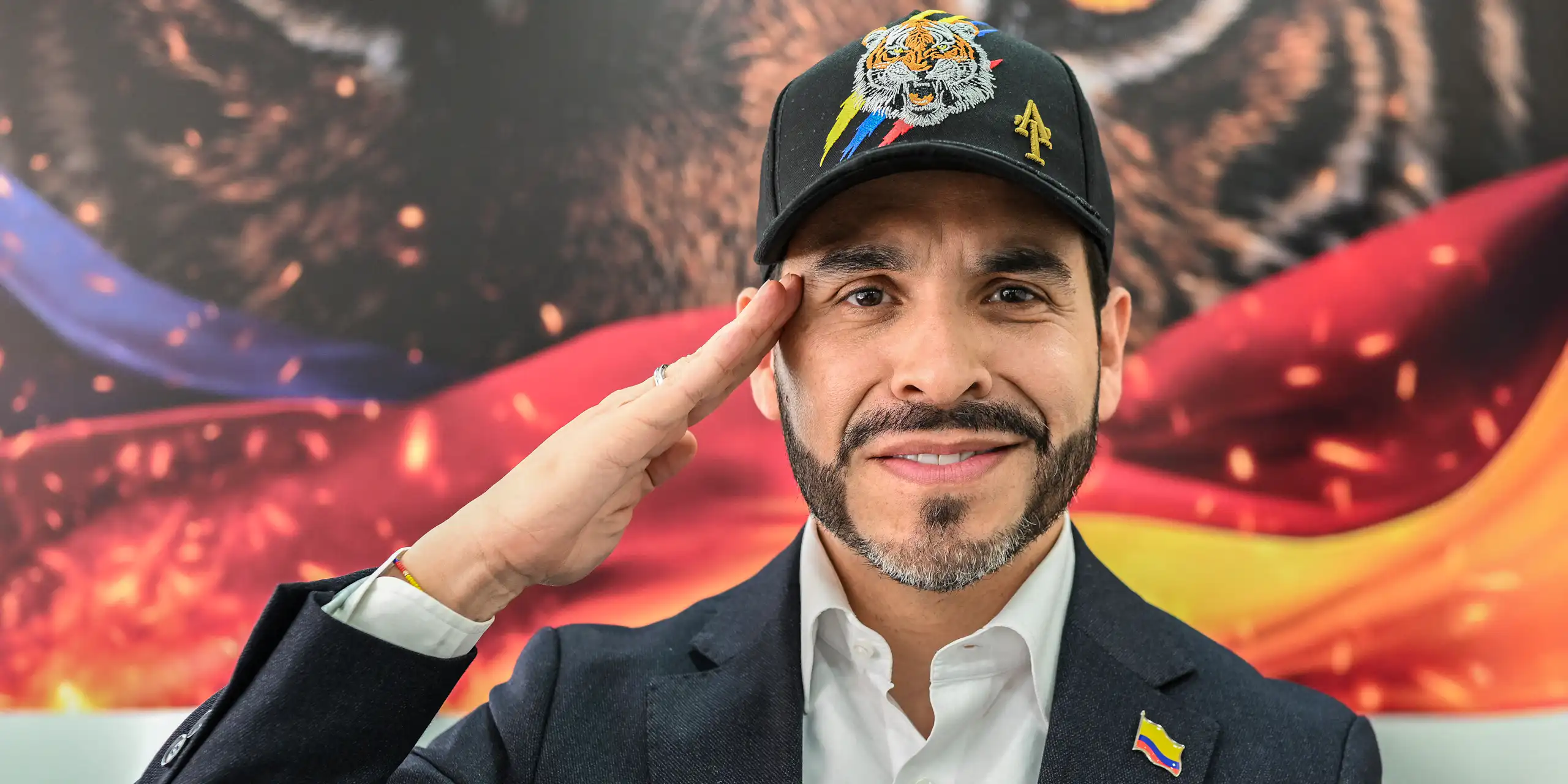 Portrait d’Abelardo de la Espriella faisant un salut militaire.