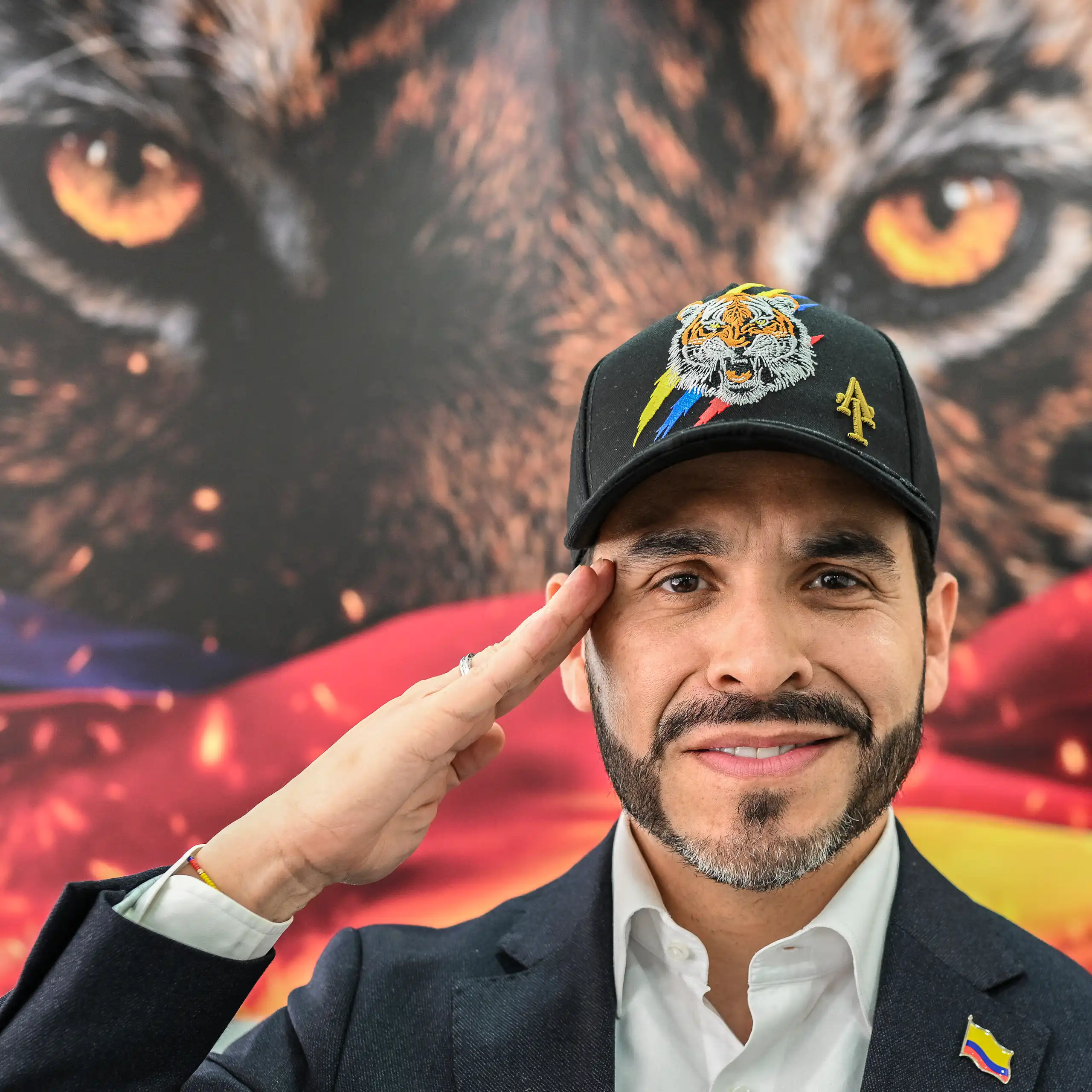 Portrait d’Abelardo de la Espriella faisant un salut militaire.
