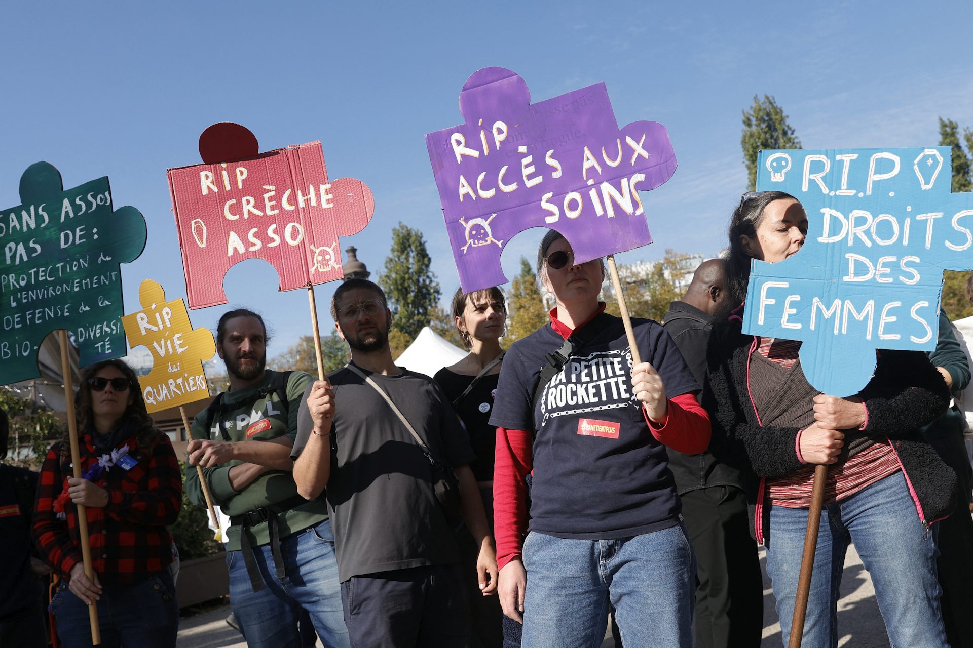 Des participants se rassemblent lors d'un rassemblement organisé par le « Mouvement associatif » pour alerter sur la situation critique du secteur associatif, à Paris, le 11 octobre 2025. Le « Mouvement associatif met en garde contre la situation critique à laquelle est confronté le secteur associatif : sous-financement, complexité administrative et manque de reconnaissance.
