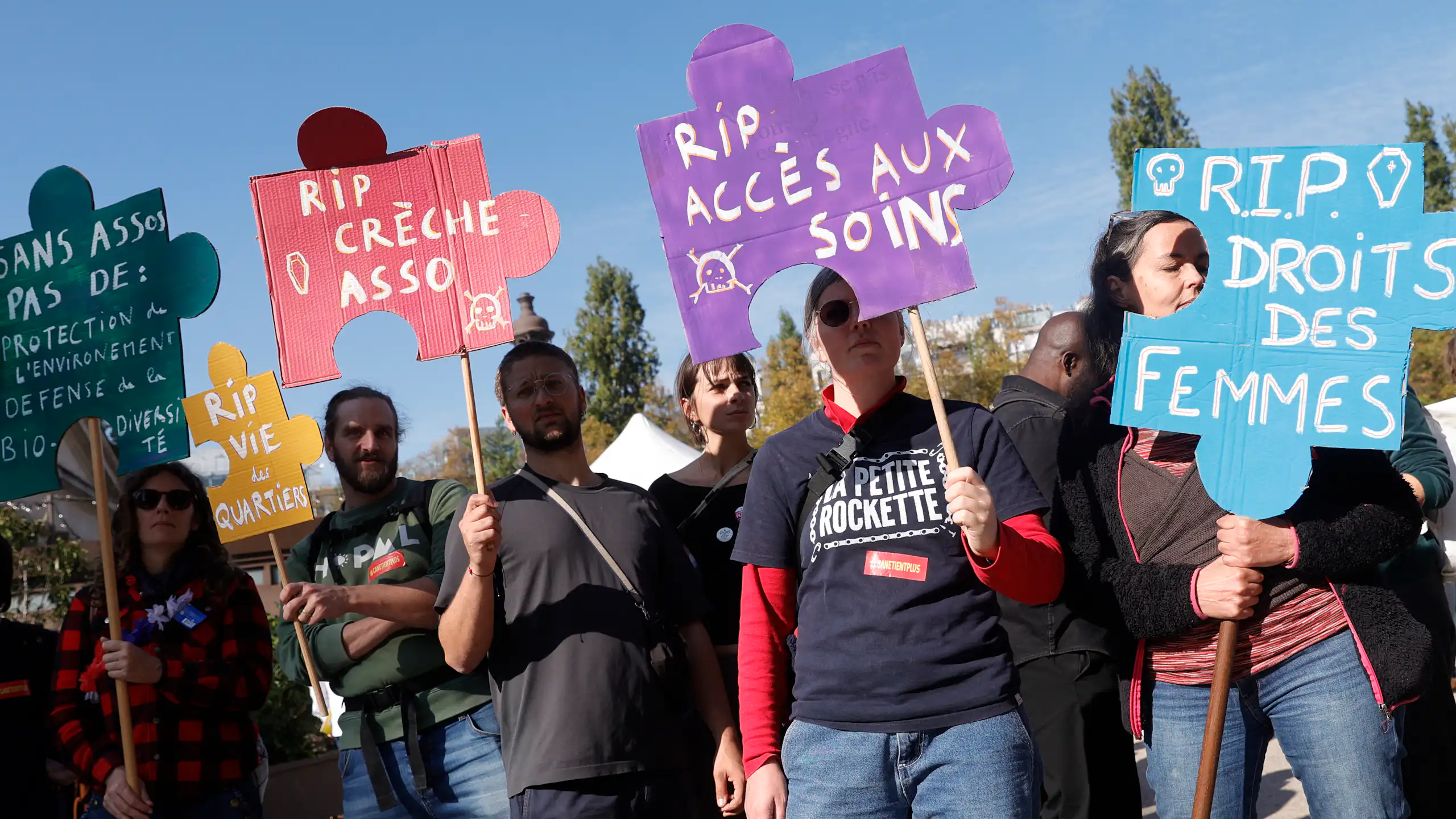 Des participants se rassemblent lors d'un rassemblement organisé par le « Mouvement associatif » pour alerter sur la situation critique du secteur associatif, à Paris, le 11 octobre 2025. Le « Mouvement associatif met en garde contre la situation critique à laquelle est confronté le secteur associatif : sous-financement, complexité administrative et manque de reconnaissance.