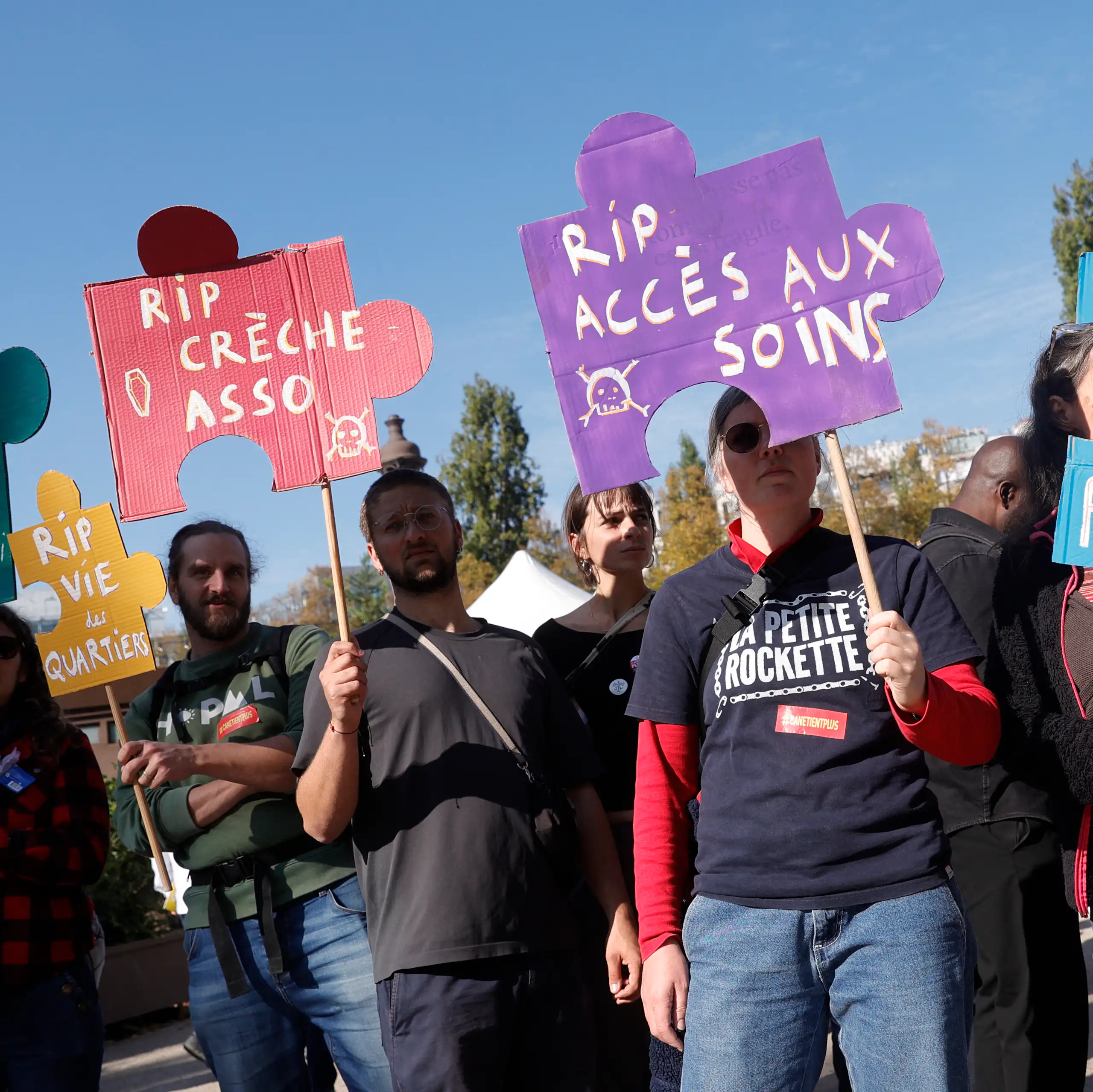 Des participants se rassemblent lors d'un rassemblement organisé par le « Mouvement associatif » pour alerter sur la situation critique du secteur associatif, à Paris, le 11 octobre 2025. Le « Mouvement associatif met en garde contre la situation critique à laquelle est confronté le secteur associatif : sous-financement, complexité administrative et manque de reconnaissance.