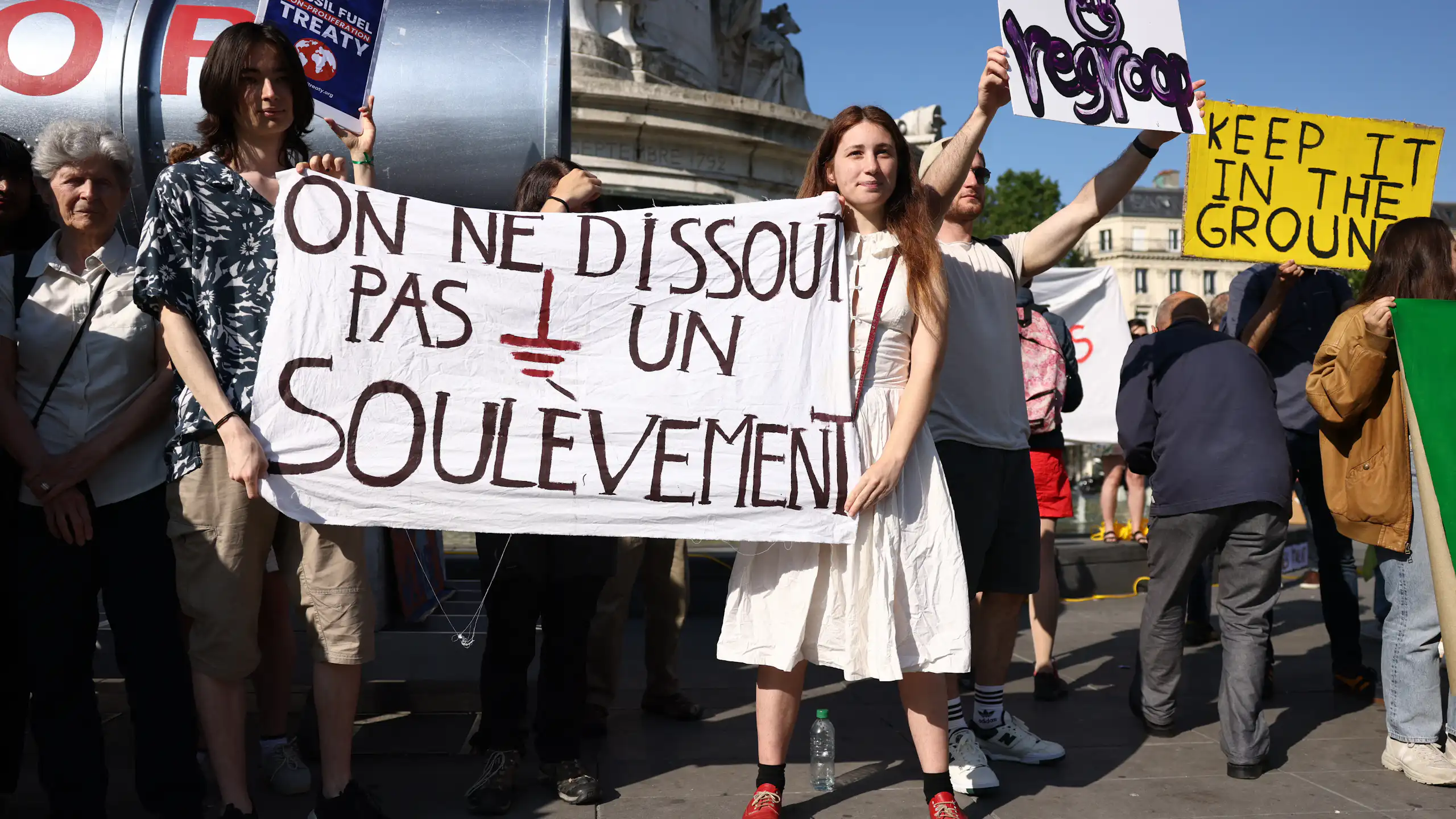 Des manifestants brandissent une banderole sur laquelle on peut lire « On ne démantèle pas un soulèvement » alors qu'ils manifestent contre les énergies fossiles et pour le climat, ainsi qu'en soutien au mouvement écologiste « Les Soulevements de la Terre », officiellement dissous par le gouvernement français, place de la République, en marge du sommet du Nouveau Pacte financier mondial, à Paris, le 23 juin 2023. (Photo de Thomas SAMSON / AFP)