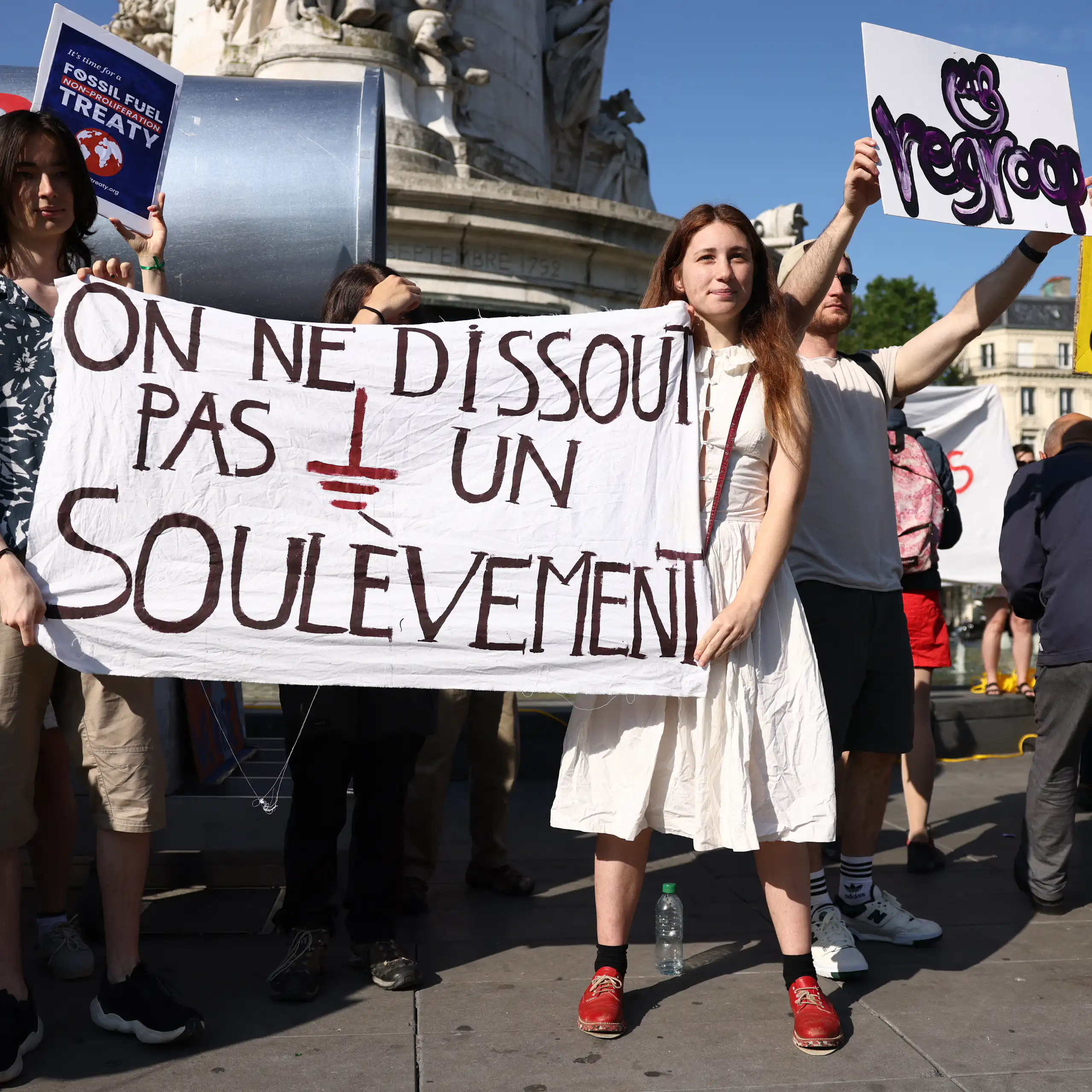 Des manifestants brandissent une banderole sur laquelle on peut lire « On ne démantèle pas un soulèvement » alors qu'ils manifestent contre les énergies fossiles et pour le climat, ainsi qu'en soutien au mouvement écologiste « Les Soulevements de la Terre », officiellement dissous par le gouvernement français, place de la République, en marge du sommet du Nouveau Pacte financier mondial, à Paris, le 23 juin 2023. (Photo de Thomas SAMSON / AFP)